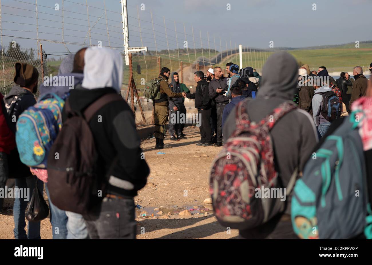 200322 -- HEBRON, 22 marzo 2020 -- i lavoratori palestinesi cercano di entrare in Israele attraverso un checkpoint tra la città di Hebron e Beersheva in Cisgiordania, 22 marzo 2020. Sabato scorso le autorità israeliane hanno annunciato in ritardo che tutti i valichi da e per Israele saranno chiusi per limitare la diffusione della COVID-19. Un totale di 53 palestinesi sono stati infettati dal virus dal 5 marzo, e 17 di loro si sono ripresi, il ministero della salute in Cisgiordania ha detto all'inizio di sabato. Foto di Mamoun Wazwaz/Xinhua MIDEAST-HEBRON-CROSSING POINTS-CLOSURE-WORKERS xiongsihao PUBLICATIONxNOTxINxCHN Foto Stock