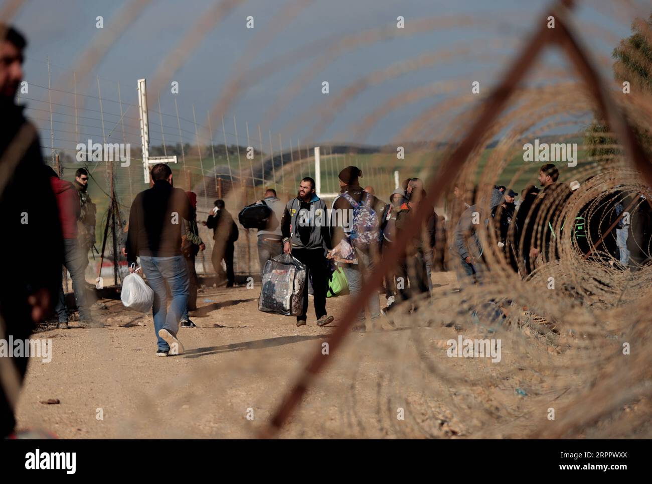 200322 -- HEBRON, 22 marzo 2020 -- i lavoratori palestinesi cercano di entrare in Israele attraverso un checkpoint tra la città di Hebron e Beersheva in Cisgiordania, 22 marzo 2020. Sabato scorso le autorità israeliane hanno annunciato in ritardo che tutti i valichi da e per Israele saranno chiusi per limitare la diffusione della COVID-19. Un totale di 53 palestinesi sono stati infettati dal virus dal 5 marzo, e 17 di loro si sono ripresi, il ministero della salute in Cisgiordania ha detto all'inizio di sabato. Foto di Mamoun Wazwaz/Xinhua MIDEAST-HEBRON-CROSSING POINTS-CLOSURE-WORKERS xiongsihao PUBLICATIONxNOTxINxCHN Foto Stock