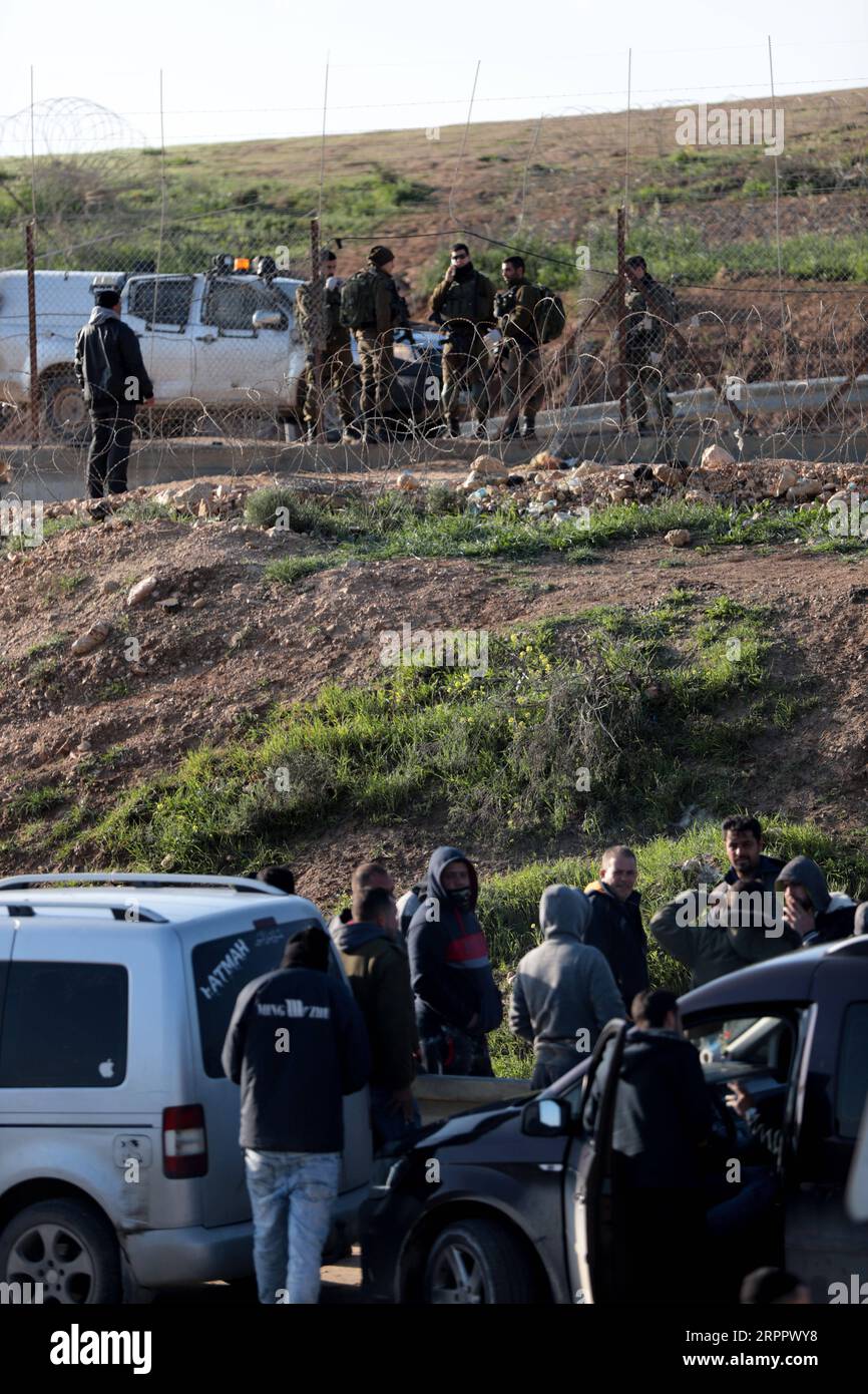 200322 -- HEBRON, 22 marzo 2020 -- i lavoratori palestinesi cercano di entrare in Israele attraverso un checkpoint tra la città di Hebron e Beersheva in Cisgiordania, 22 marzo 2020. Sabato scorso le autorità israeliane hanno annunciato in ritardo che tutti i valichi da e per Israele saranno chiusi per limitare la diffusione della COVID-19. Un totale di 53 palestinesi sono stati infettati dal virus dal 5 marzo, e 17 di loro si sono ripresi, il ministero della salute in Cisgiordania ha detto all'inizio di sabato. Foto di Mamoun Wazwaz/Xinhua MIDEAST-HEBRON-CROSSING POINTS-CLOSURE-WORKERS xiongsihao PUBLICATIONxNOTxINxCHN Foto Stock