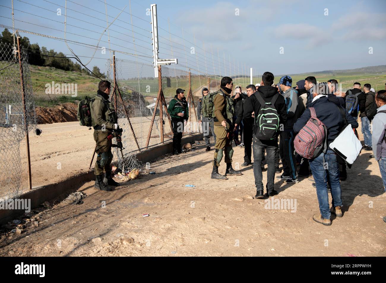 200322 -- HEBRON, 22 marzo 2020 -- i lavoratori palestinesi cercano di entrare in Israele attraverso un checkpoint tra la città di Hebron e Beersheva in Cisgiordania, 22 marzo 2020. Sabato scorso le autorità israeliane hanno annunciato in ritardo che tutti i valichi da e per Israele saranno chiusi per limitare la diffusione della COVID-19. Un totale di 53 palestinesi sono stati infettati dal virus dal 5 marzo, e 17 di loro si sono ripresi, il ministero della salute in Cisgiordania ha detto all'inizio di sabato. Foto di Mamoun Wazwaz/Xinhua MIDEAST-HEBRON-CROSSING POINTS-CLOSURE-WORKERS xiongsihao PUBLICATIONxNOTxINxCHN Foto Stock