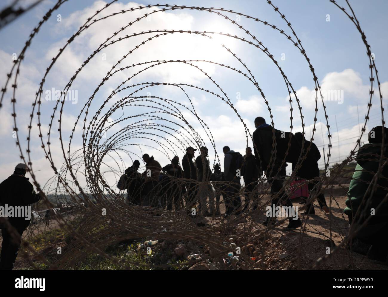 200322 -- HEBRON, 22 marzo 2020 -- i lavoratori palestinesi cercano di entrare in Israele attraverso un checkpoint tra la città di Hebron e Beersheva in Cisgiordania, 22 marzo 2020. Sabato scorso le autorità israeliane hanno annunciato in ritardo che tutti i valichi da e per Israele saranno chiusi per limitare la diffusione della COVID-19. Un totale di 53 palestinesi sono stati infettati dal virus dal 5 marzo, e 17 di loro si sono ripresi, il ministero della salute in Cisgiordania ha detto all'inizio di sabato. Foto di Mamoun Wazwaz/Xinhua MIDEAST-HEBRON-CROSSING POINTS-CLOSURE-WORKERS xiongsihao PUBLICATIONxNOTxINxCHN Foto Stock