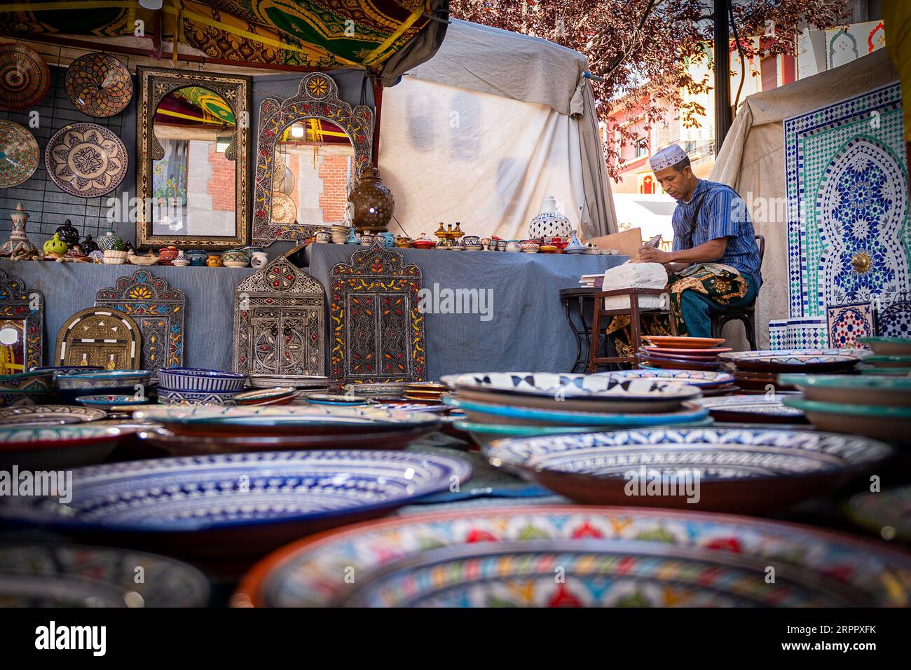 Laboratorio di artigianato marocchino, insieme a un lavoratore sullo sfondo, circondato dai loro prodotti. Fotografia scattata il 2 settembre 2023 nella città di Av Foto Stock