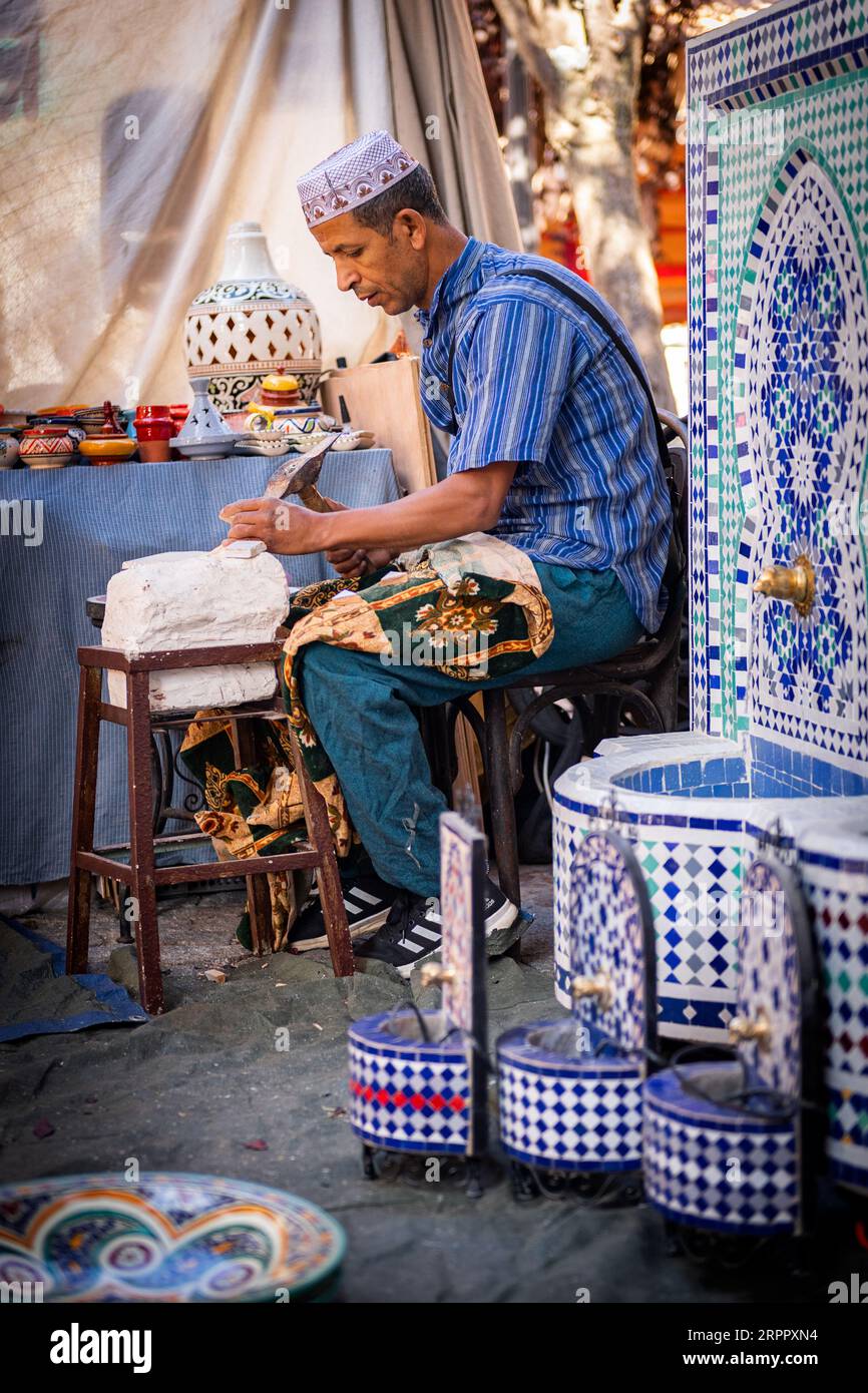 Laboratorio di artigianato marocchino, insieme a un lavoratore sullo sfondo, circondato dai loro prodotti. Fotografia scattata il 2 settembre 2023 nella città di Av Foto Stock