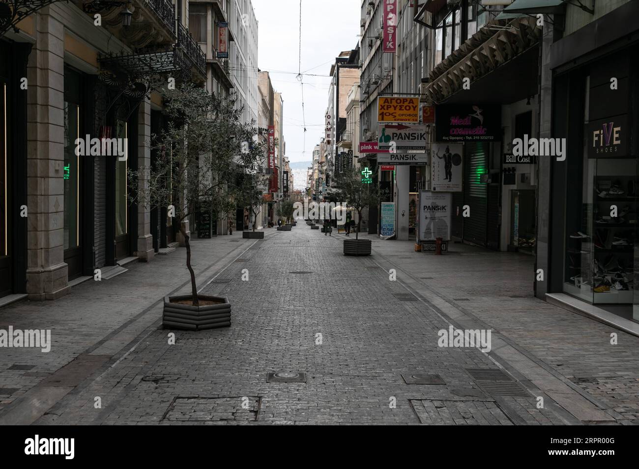 200323 -- ATENE, 23 marzo 2020 -- la foto scattata il 23 marzo 2020 mostra una strada pedonale vuota nel centro di Atene, in Grecia. Le strade cittadine in tutta la Grecia sono state deserte quando il governo ha lanciato lunedì un blocco nazionale di 14 giorni nel tentativo di contenere l'ulteriore diffusione della COVID-19. Finora la Grecia ha registrato 17 decessi legati alla COVID-19, rispetto ai 15 segnalati un giorno prima e a 71 nuovi casi confermati, portando il totale a 695. Foto di /Xinhua GRECIA- ATENE-COVID19-LOCKDOWN LEFTERISxPARTSALIS PUBLICATIONxNOTxINxCHN Foto Stock