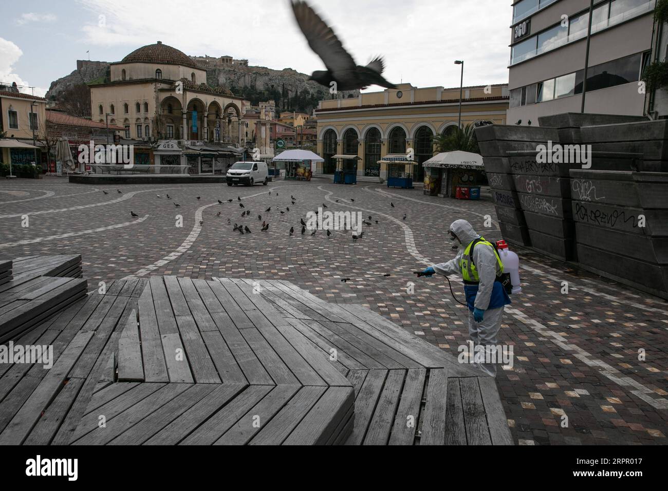 200323 -- ATENE, 23 marzo 2020 -- Un operaio disinfetta una piazza nel centro storico di Atene, Grecia, il 23 marzo 2020. Le strade cittadine in tutta la Grecia sono state deserte quando il governo ha lanciato lunedì un blocco nazionale di 14 giorni nel tentativo di contenere l'ulteriore diffusione della COVID-19. Finora la Grecia ha registrato 17 decessi legati alla COVID-19, rispetto ai 15 segnalati un giorno prima e a 71 nuovi casi confermati, portando il totale a 695. Foto di /Xinhua GRECIA- ATENE-COVID19-LOCKDOWN LEFTERISxPARTSALIS PUBLICATIONxNOTxINxCHN Foto Stock