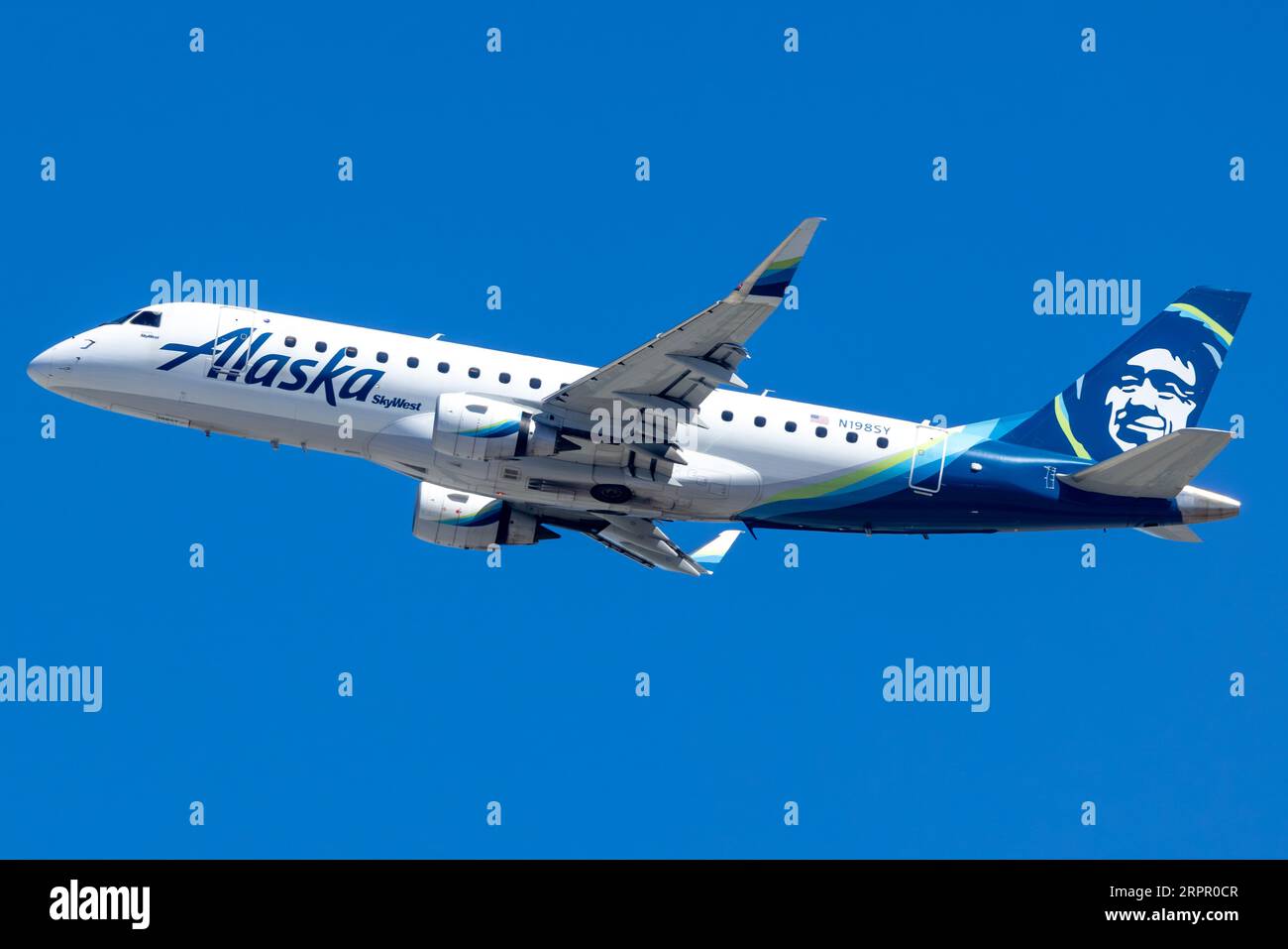 N198SY Alaska Airlines Embraer ERJ-175LR con partenza da Los Angeles International (LAX / KLAX) Foto Stock