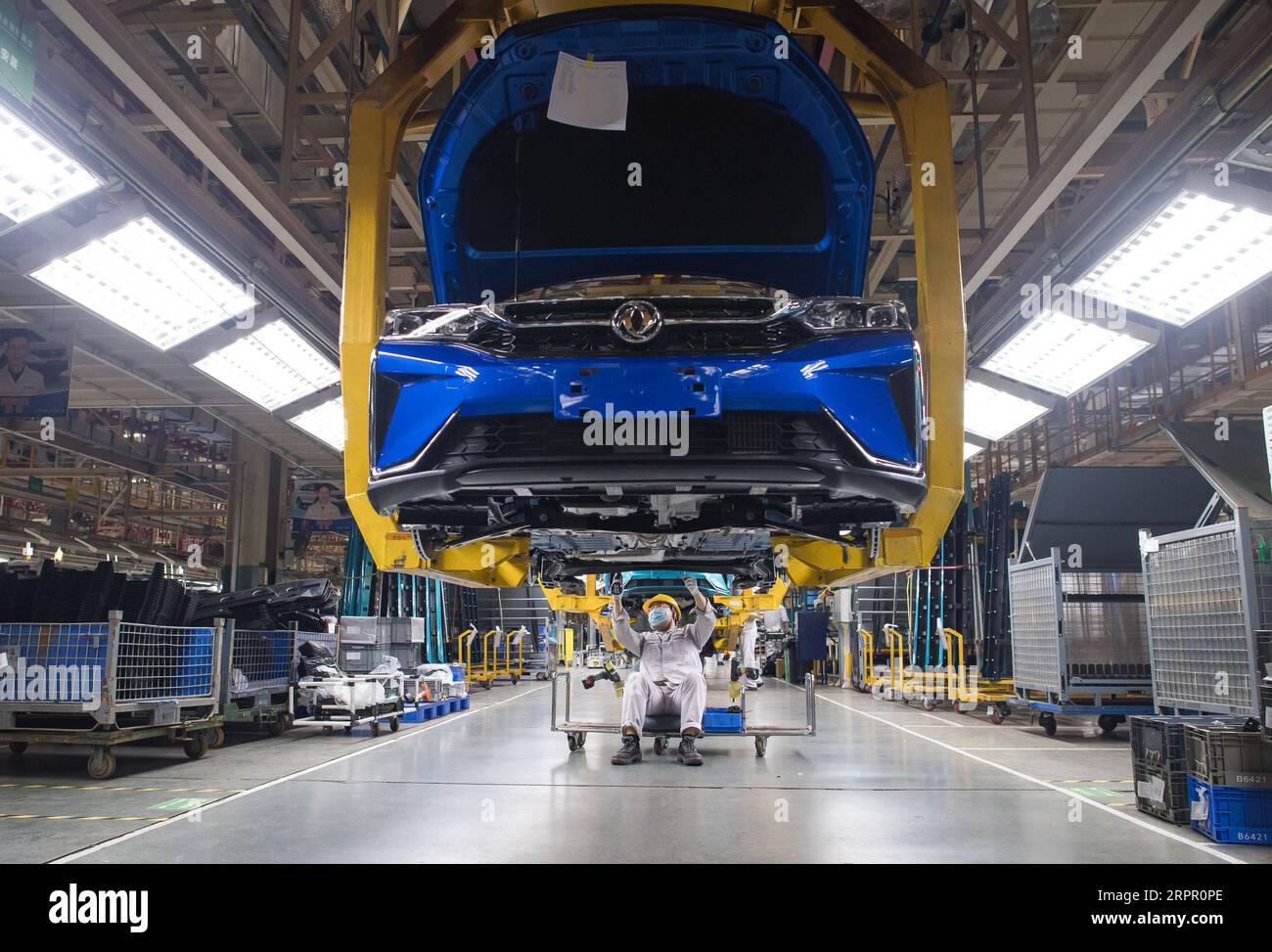 200324 -- WUHAN, 24 marzo 2020 -- i lavoratori sono impegnati nelle linee di produzione presso l'officina della Dongfeng Passenger Vehicle Company a Wuhan, nella provincia centrale di Hubei della Cina, 24 marzo 2020. Wuhan, città automobilistica cinese ed epicentro della nuova epidemia di coronavirus, ha permesso ai produttori di automobili e ai fornitori di ricambi auto di riprendere i lavori di recente. La Dongfeng Passenger Vehicle Company ha ripreso la produzione seguendo le regole di prevenzione e controllo delle epidemie. CHINA-HUBEI-WUHAN-AUTOMOBILE ENTERPRISE-RESUMPTION CN XIAOXYIJIU PUBLICATIONXNOTXINXCHN Foto Stock