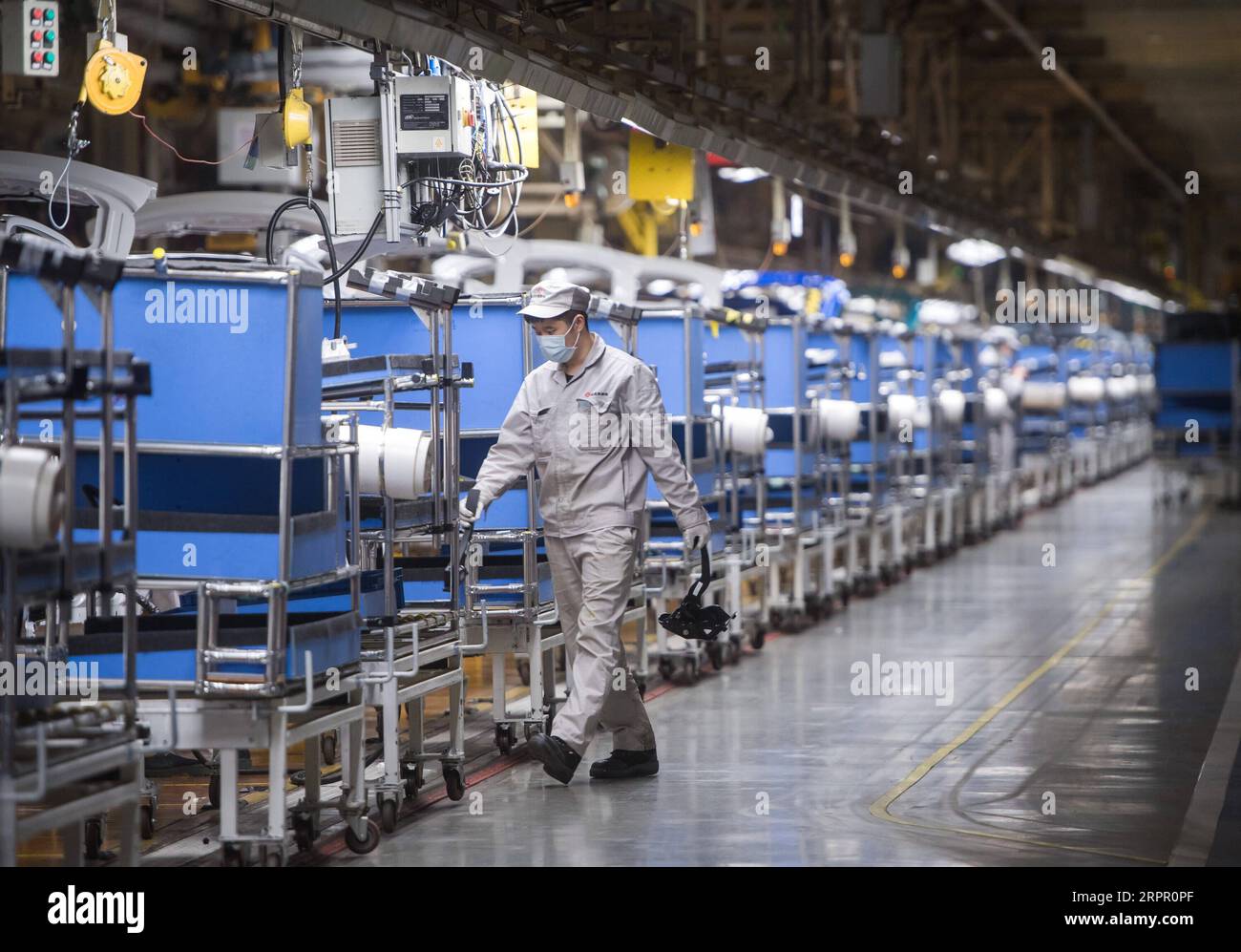 200324 -- WUHAN, 24 marzo 2020 -- Un lavoratore lavora sulla linea di produzione presso l'officina della Dongfeng Passenger Vehicle Company a Wuhan, nella provincia centrale di Hubei della Cina, 24 marzo 2020. Wuhan, città automobilistica cinese ed epicentro della nuova epidemia di coronavirus, ha permesso ai produttori di automobili e ai fornitori di ricambi auto di riprendere i lavori di recente. La Dongfeng Passenger Vehicle Company ha ripreso la produzione seguendo le regole di prevenzione e controllo delle epidemie. CHINA-HUBEI-WUHAN-AUTOMOBILE ENTERPRISE-RESUMPTION CN XIAOXYIJIU PUBLICATIONXNOTXINXCHN Foto Stock