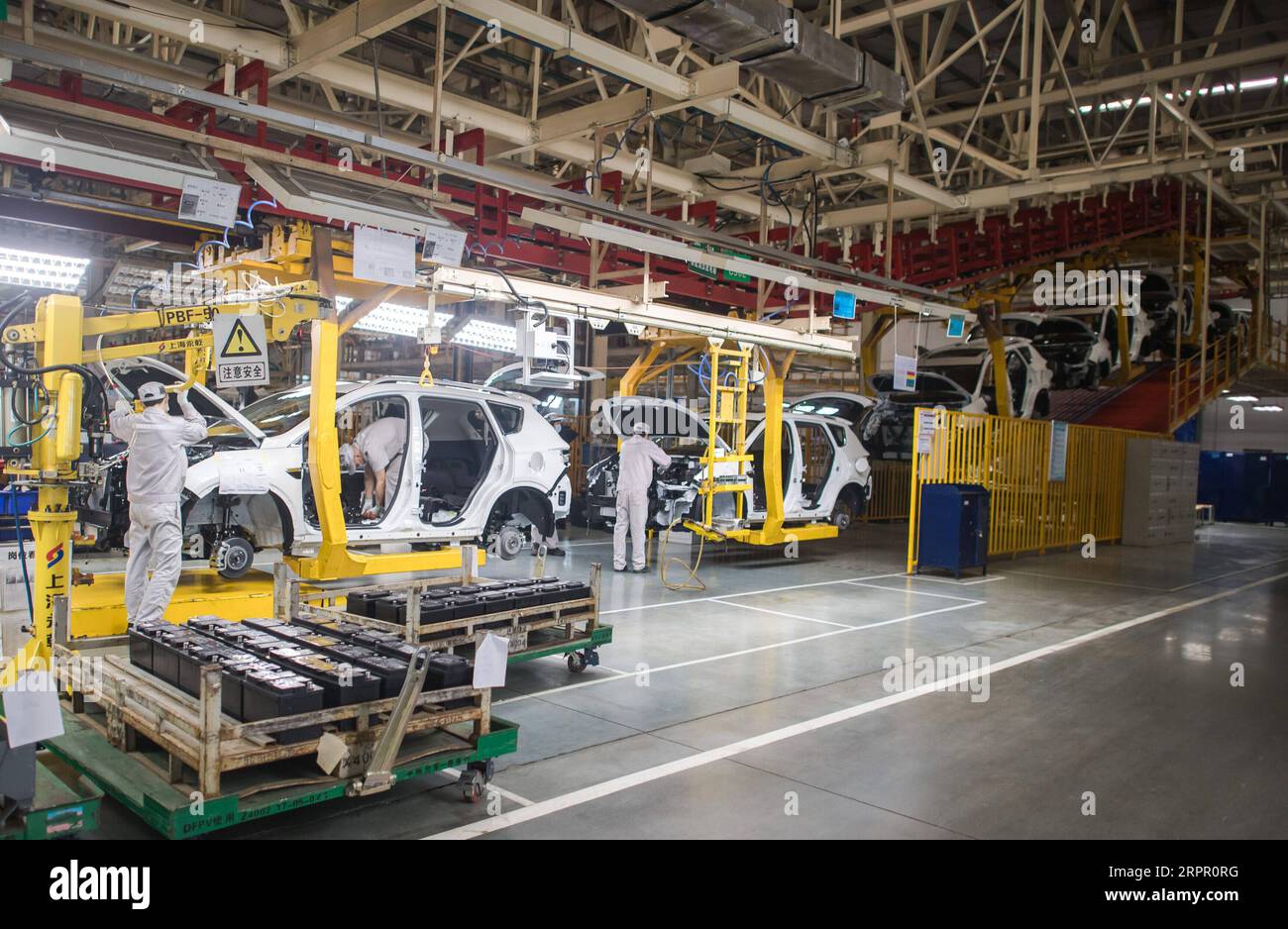 200324 -- WUHAN, 24 marzo 2020 -- i lavoratori sono impegnati nelle linee di produzione presso l'officina della Dongfeng Passenger Vehicle Company a Wuhan, nella provincia centrale di Hubei della Cina, 24 marzo 2020. Wuhan, città automobilistica cinese ed epicentro della nuova epidemia di coronavirus, ha permesso ai produttori di automobili e ai fornitori di ricambi auto di riprendere i lavori di recente. La Dongfeng Passenger Vehicle Company ha ripreso la produzione seguendo le regole di prevenzione e controllo delle epidemie. CHINA-HUBEI-WUHAN-AUTOMOBILE ENTERPRISE-RESUMPTION CN XIAOXYIJIU PUBLICATIONXNOTXINXCHN Foto Stock