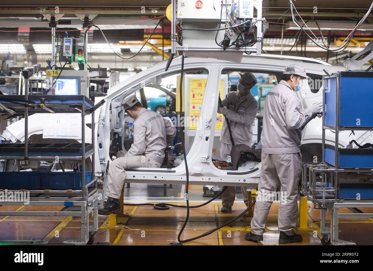 200324 -- WUHAN, 24 marzo 2020 -- i lavoratori sono impegnati nelle linee di produzione presso l'officina della Dongfeng Passenger Vehicle Company a Wuhan, nella provincia centrale di Hubei della Cina, 24 marzo 2020. Wuhan, città automobilistica cinese ed epicentro della nuova epidemia di coronavirus, ha permesso ai produttori di automobili e ai fornitori di ricambi auto di riprendere i lavori di recente. La Dongfeng Passenger Vehicle Company ha ripreso la produzione seguendo le regole di prevenzione e controllo delle epidemie. CHINA-HUBEI-WUHAN-AUTOMOBILE ENTERPRISE-RESUMPTION CN XIAOXYIJIU PUBLICATIONXNOTXINXCHN Foto Stock