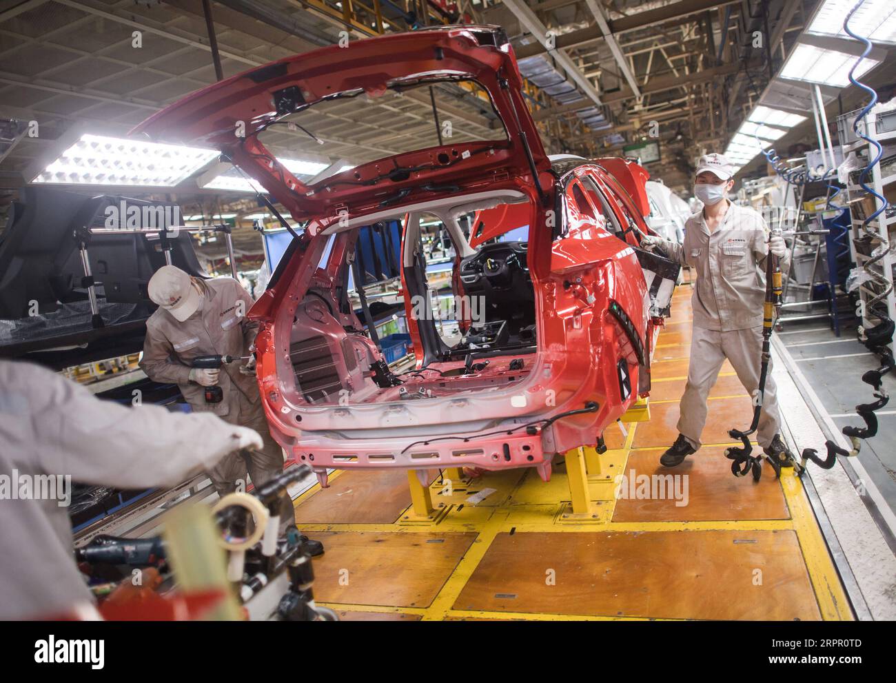 200324 -- WUHAN, 24 marzo 2020 -- i lavoratori sono impegnati nelle linee di produzione presso l'officina della Dongfeng Passenger Vehicle Company a Wuhan, nella provincia centrale di Hubei della Cina, 24 marzo 2020. Wuhan, città automobilistica cinese ed epicentro della nuova epidemia di coronavirus, ha permesso ai produttori di automobili e ai fornitori di ricambi auto di riprendere i lavori di recente. La Dongfeng Passenger Vehicle Company ha ripreso la produzione seguendo le regole di prevenzione e controllo delle epidemie. CHINA-HUBEI-WUHAN-AUTOMOBILE ENTERPRISE-RESUMPTION CN XIAOXYIJIU PUBLICATIONXNOTXINXCHN Foto Stock