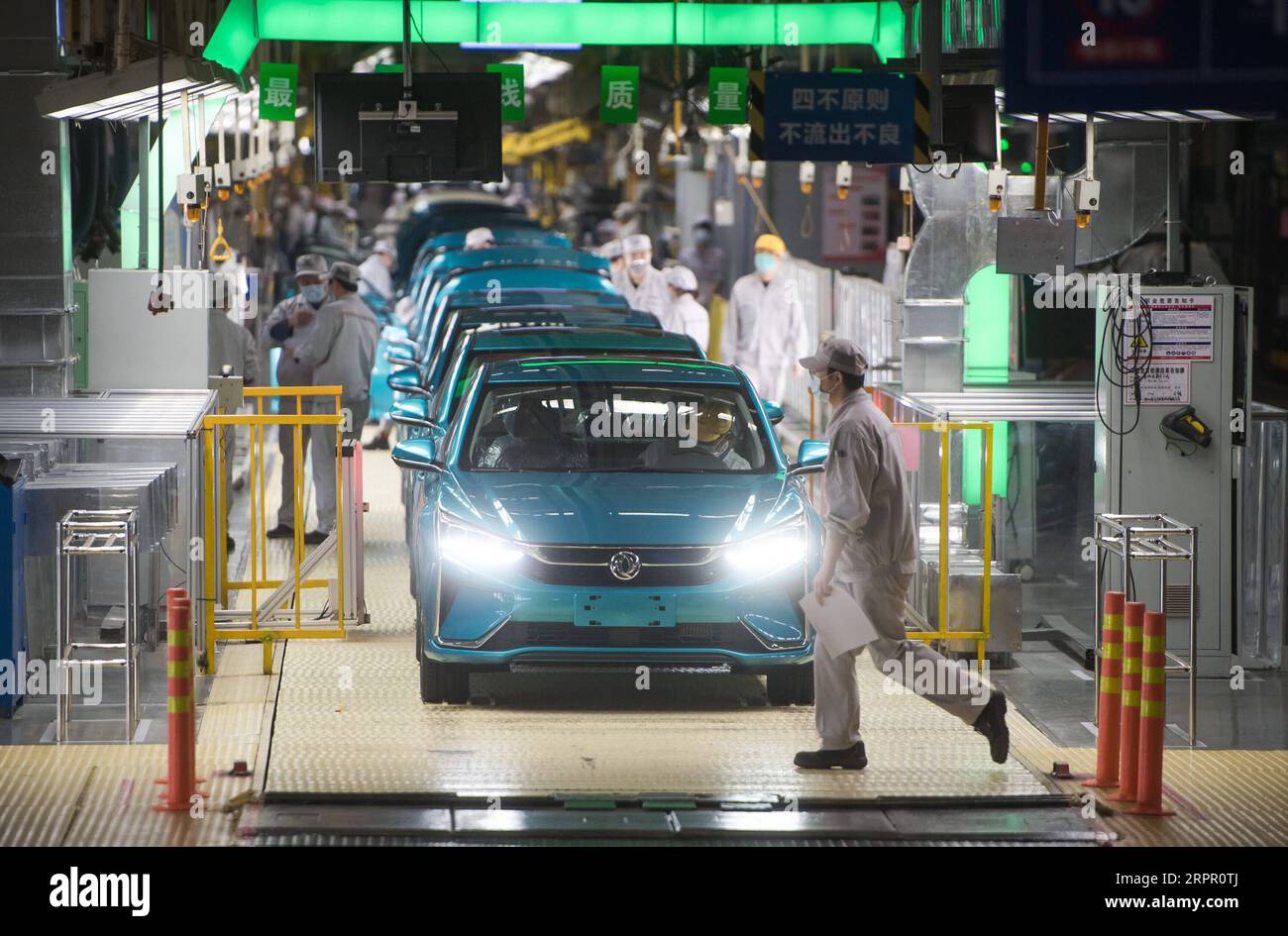 200324 -- WUHAN, 24 marzo 2020 -- i lavoratori sono impegnati nelle linee di produzione presso l'officina della Dongfeng Passenger Vehicle Company a Wuhan, nella provincia centrale di Hubei della Cina, 24 marzo 2020. Wuhan, città automobilistica cinese ed epicentro della nuova epidemia di coronavirus, ha permesso ai produttori di automobili e ai fornitori di ricambi auto di riprendere i lavori di recente. La Dongfeng Passenger Vehicle Company ha ripreso la produzione seguendo le regole di prevenzione e controllo delle epidemie. CHINA-HUBEI-WUHAN-AUTOMOBILE ENTERPRISE-RESUMPTION CN XIAOXYIJIU PUBLICATIONXNOTXINXCHN Foto Stock