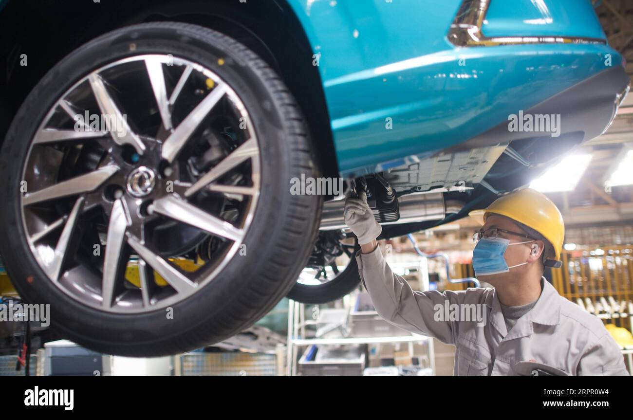 200324 -- WUHAN, 24 marzo 2020 -- Un lavoratore lavora sulla linea di produzione presso l'officina della Dongfeng Passenger Vehicle Company a Wuhan, nella provincia centrale di Hubei della Cina, 24 marzo 2020. Wuhan, città automobilistica cinese ed epicentro della nuova epidemia di coronavirus, ha permesso ai produttori di automobili e ai fornitori di ricambi auto di riprendere i lavori di recente. La Dongfeng Passenger Vehicle Company ha ripreso la produzione seguendo le regole di prevenzione e controllo delle epidemie. CHINA-HUBEI-WUHAN-AUTOMOBILE ENTERPRISE-RESUMPTION CN XIAOXYIJIU PUBLICATIONXNOTXINXCHN Foto Stock