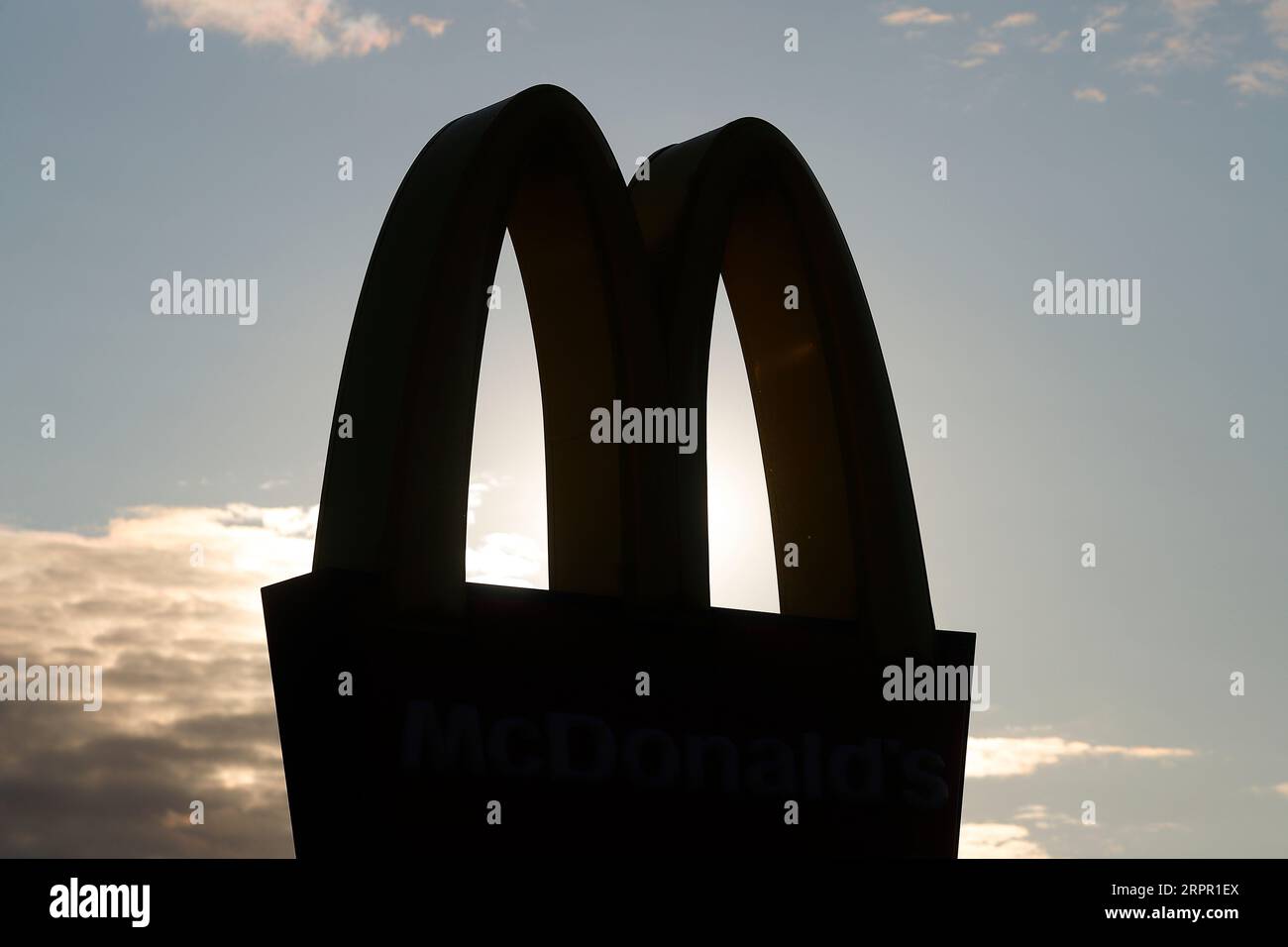 Sagoma di un cartello del fast food McDonald's Foto Stock