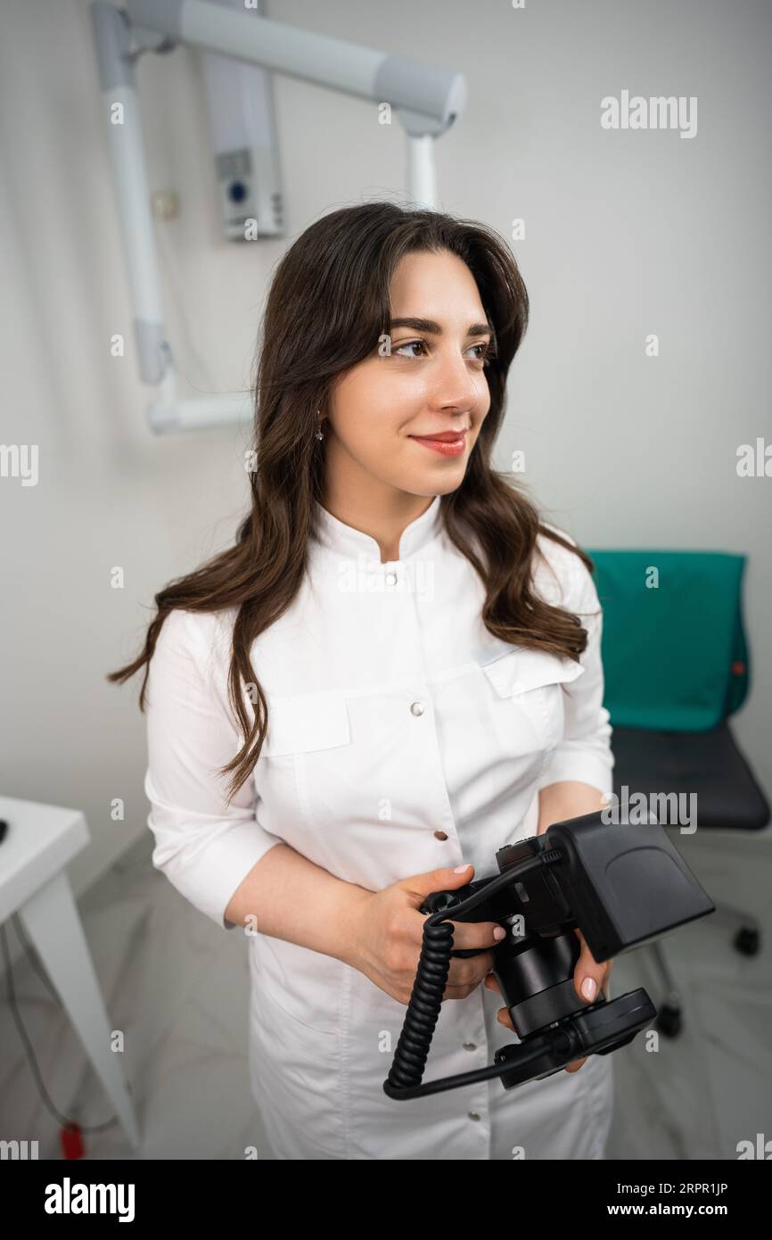 Dentista con macchina fotografica nello studio dentistico. Foto Stock