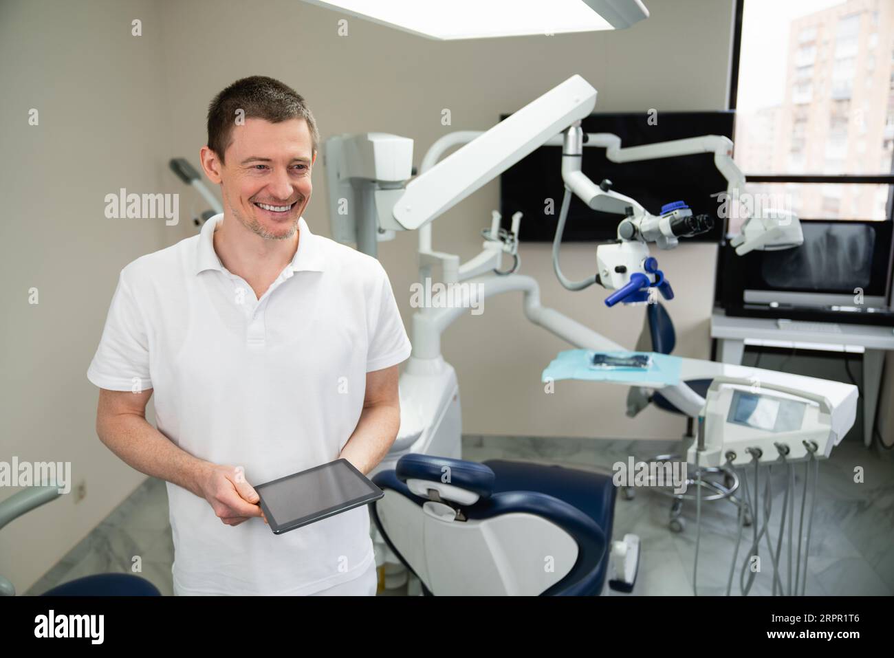 Dentista con tablet digitale nello studio dentistico. Foto Stock