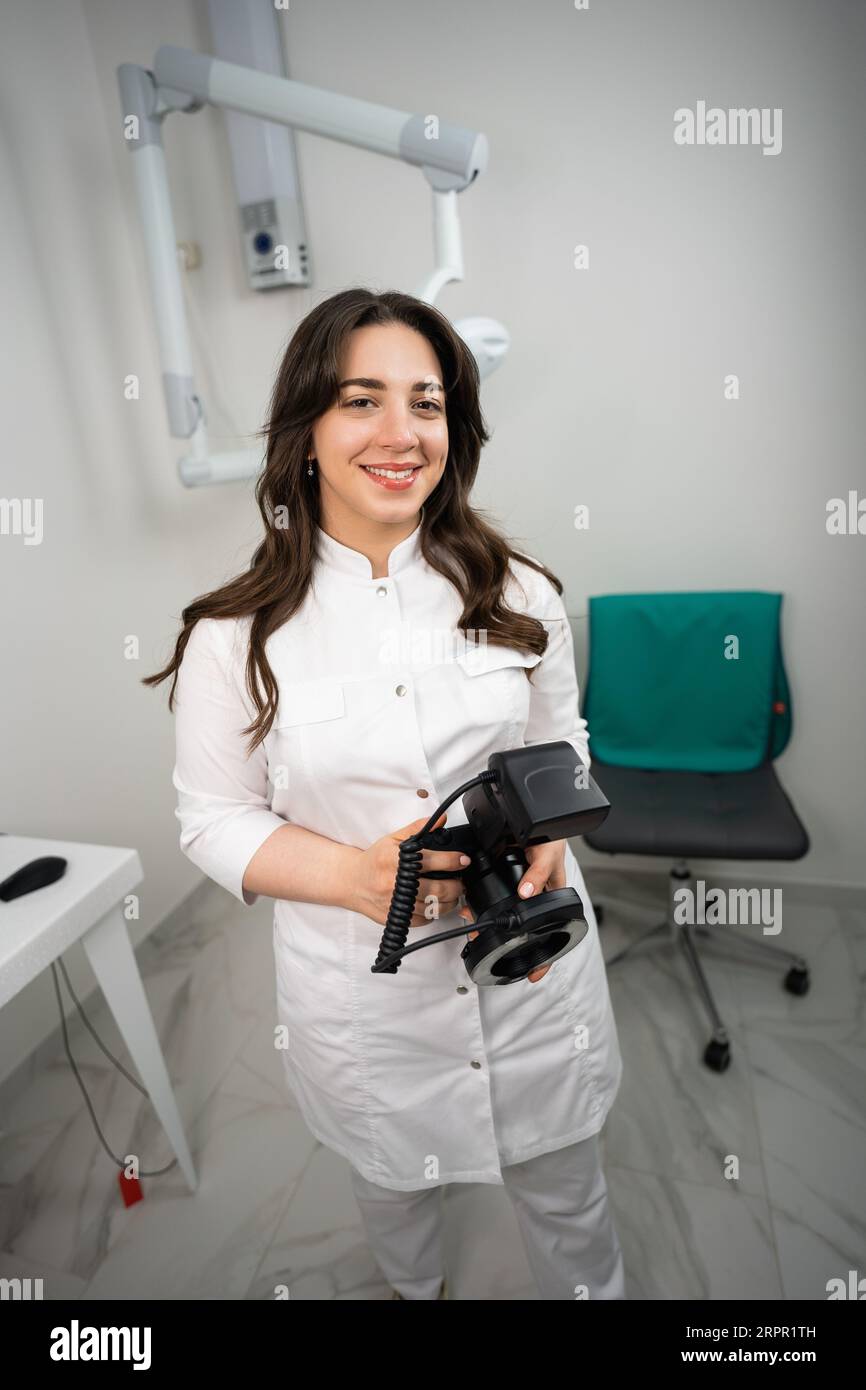 Dentista con macchina fotografica nello studio dentistico. Foto Stock