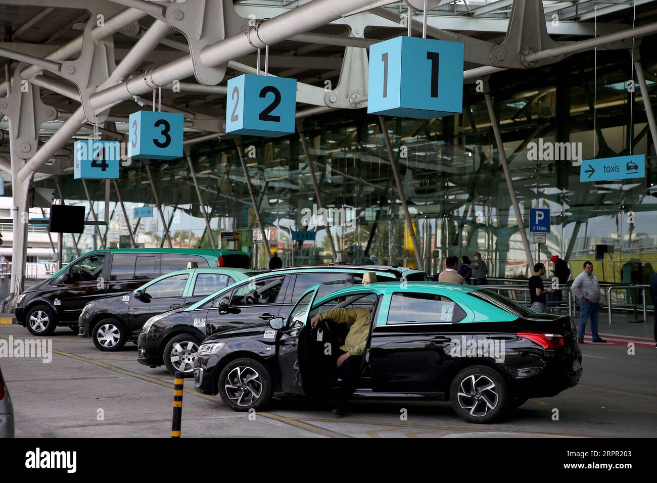 200325 -- LISBONA, 25 marzo 2020 -- i tassisti aspettano i clienti all'aeroporto Humberto Delgado, in mezzo alla diffusione della COVID-19, a Lisbona, Portogallo, il 24 marzo 2020. La COVID-19, causata dal nuovo coronavirus, ha infettato 2.362 persone e ucciso 33 in Portogallo, secondo le ultime autorità sanitarie. Foto di /Xinhua PORTUGAL-LISBON-COVID-19 PedroxFiuza PUBLICATIONxNOTxINxCHN Foto Stock