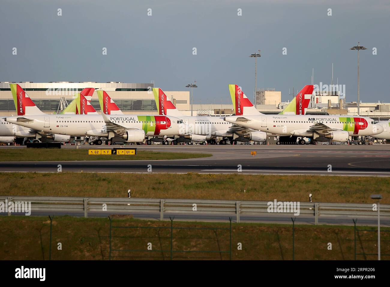 200325 -- LISBONA, 25 marzo 2020 -- gli aeromobili di TAP Air Portugal si trovano sull'aeroporto Humberto Delgado in mezzo alla diffusione della COVID-19, a Lisbona, in Portogallo, il 24 marzo 2020. La COVID-19, causata dal nuovo coronavirus, ha infettato 2.362 persone e ucciso 33 in Portogallo, secondo le ultime autorità sanitarie. Foto di /Xinhua PORTUGAL-LISBON-COVID-19 PedroxFiuza PUBLICATIONxNOTxINxCHN Foto Stock