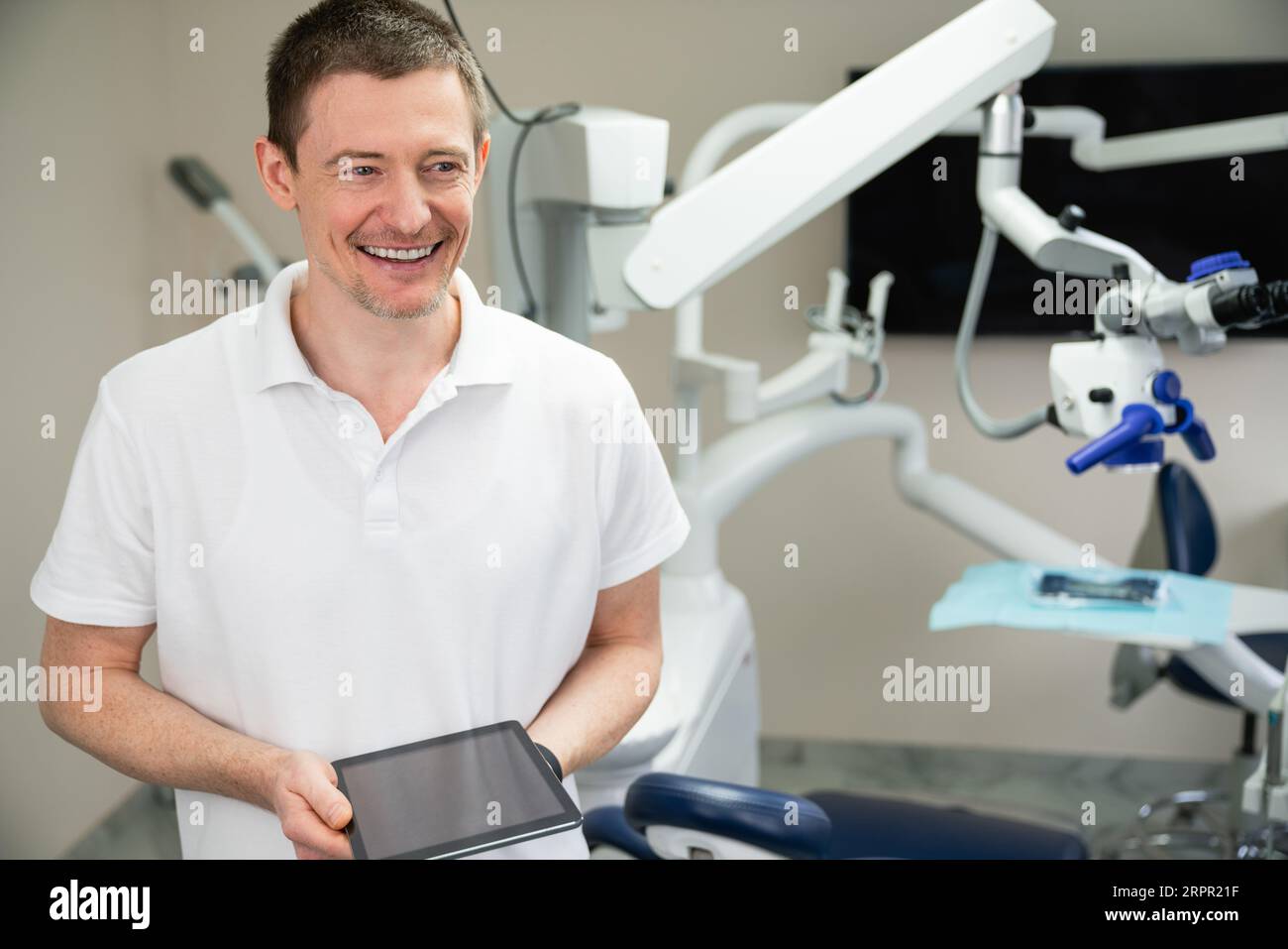 Dentista con tablet digitale nello studio dentistico. Foto Stock