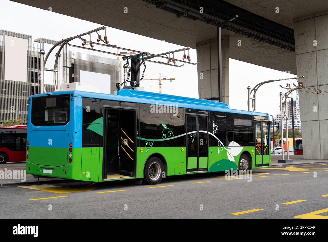 Il bus elettrico a una fermata viene caricato dal pantografo. Mobilità pulita. Foto Stock