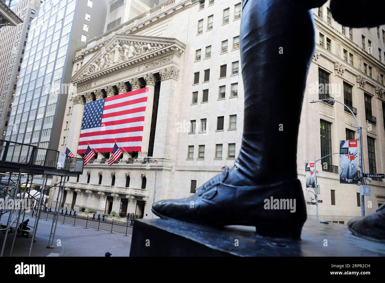 200325 -- NEW YORK, 25 marzo 2020 -- foto scattata il 24 marzo 2020 mostra la Borsa di New York e la statua di George Washington sulla Wall Street a New York, negli Stati Uniti. Le azioni statunitensi hanno chiuso nettamente più in alto martedì con il Dow in aumento di oltre l'11%, notando il suo più grande guadagno percentuale di un giorno dal 1933 in mezzo alle speranze di stimolo. U.S.-NEW YORK-STOCK-SURGE WangxYing PUBLICATIONxNOTxINxCHN Foto Stock