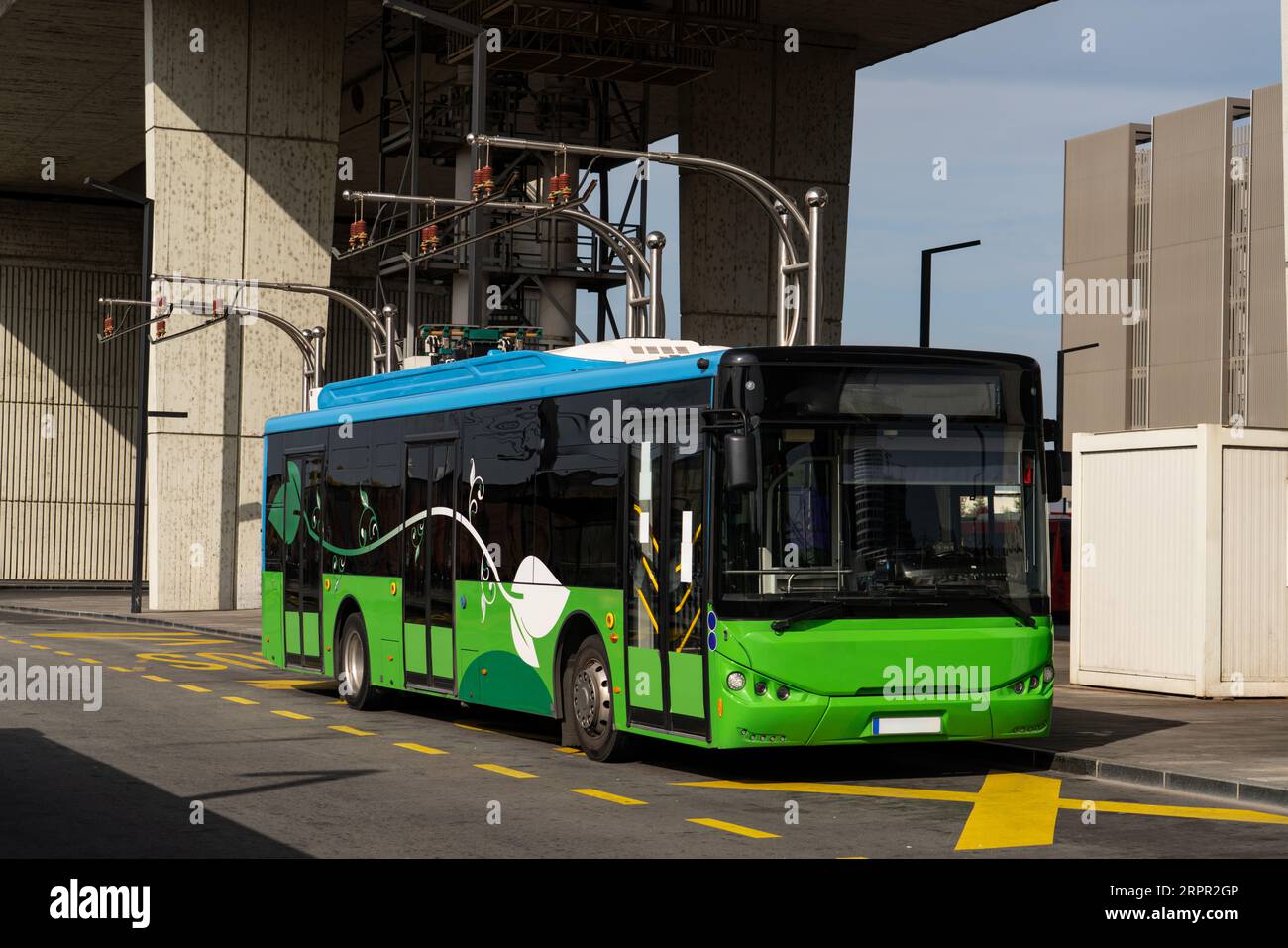 Il bus elettrico a una fermata viene caricato dal pantografo. Mobilità pulita. Foto Stock
