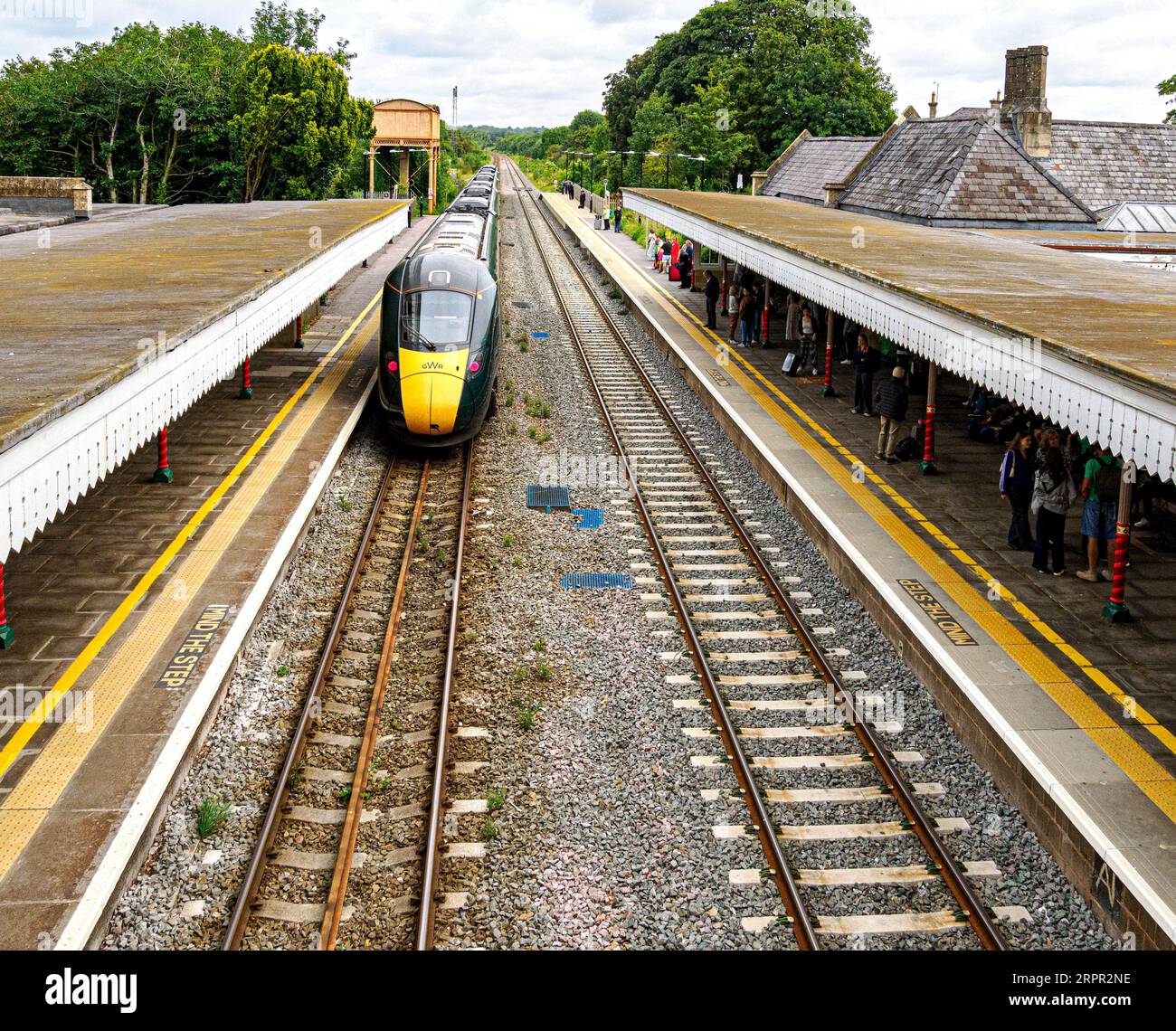 Treno della Great Western Railway che lascia la stazione di Kemble sulla linea Swindon-Gloucester nel Gloucestershire, Regno Unito Foto Stock