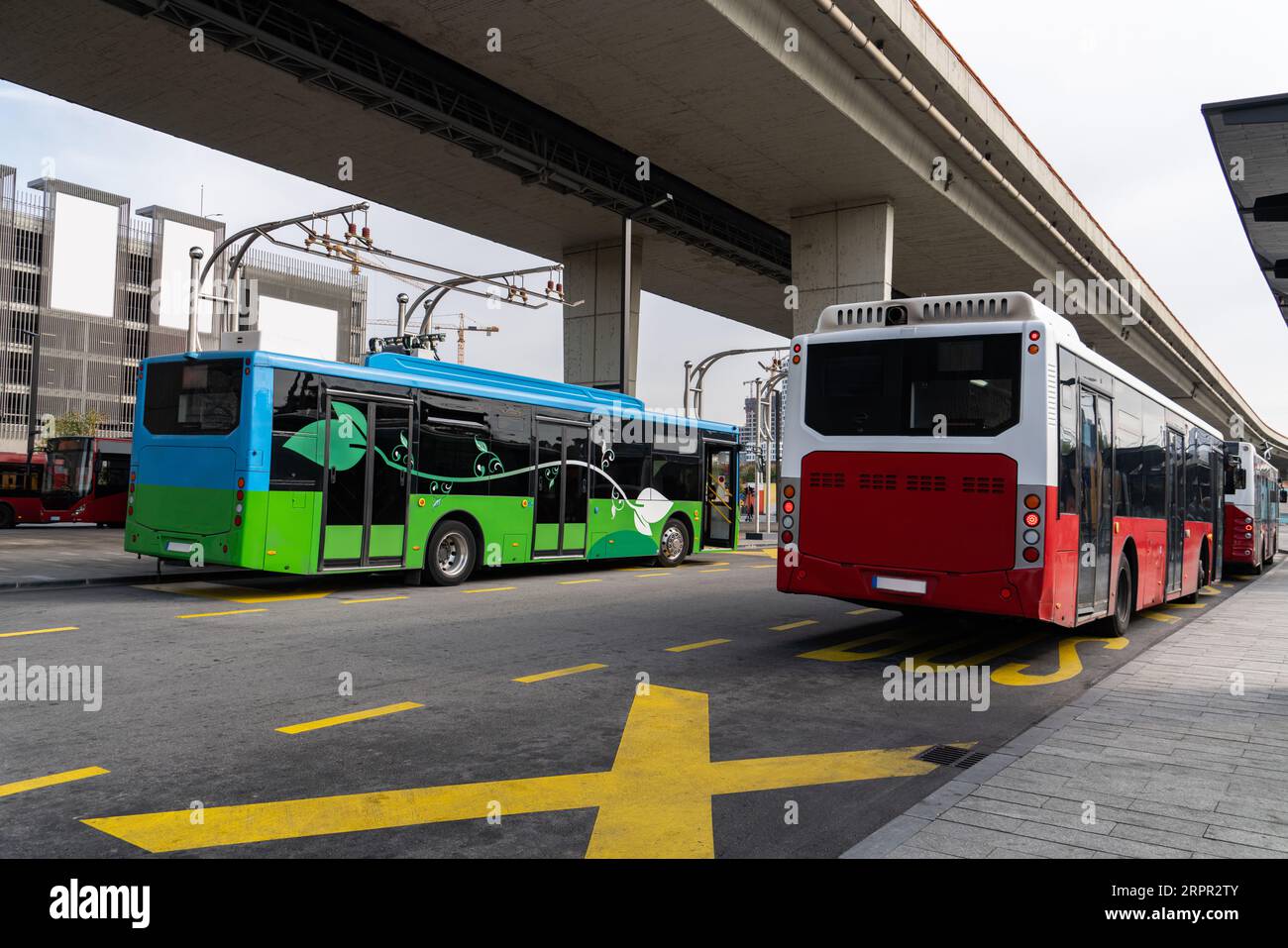 Il bus elettrico a una fermata viene caricato dal pantografo. Mobilità pulita. Foto Stock