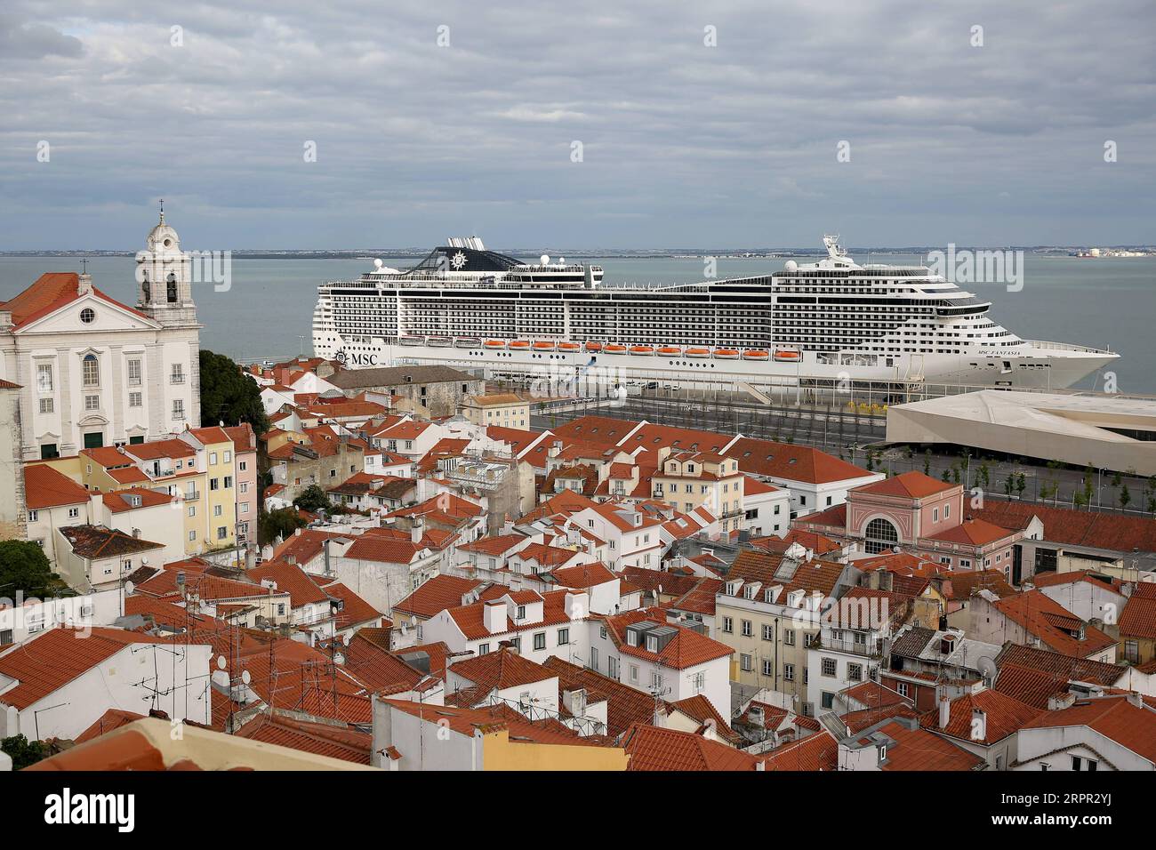 200325 -- LISBONA, 25 marzo 2020 -- la nave da crociera MSC Fantasia viene  vista al porto di Lisbona, in Portogallo, il 24 marzo 2020. Le autorità  portoghesi hanno dichiarato domenica che