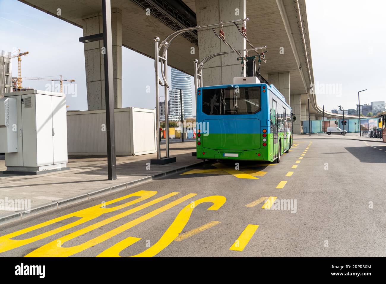 Il bus elettrico a una fermata viene caricato dal pantografo. Mobilità pulita. Foto Stock