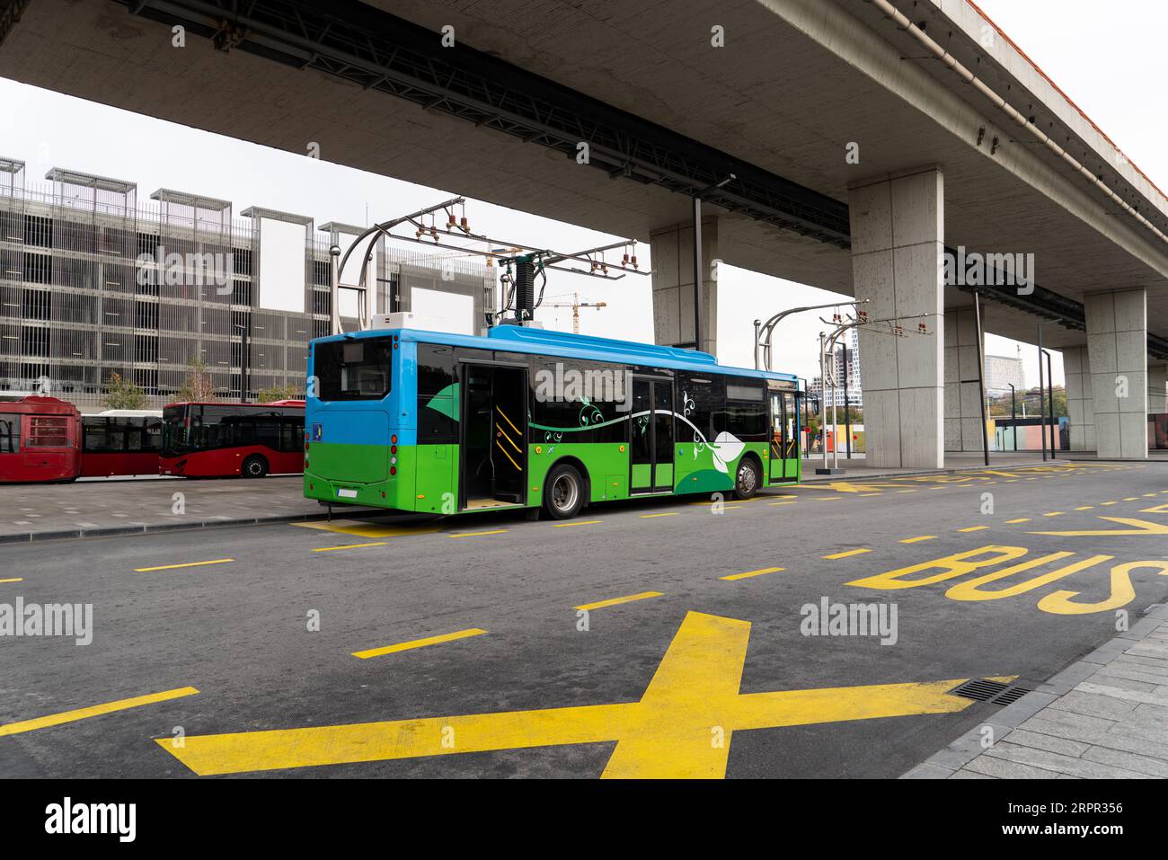 Il bus elettrico a una fermata viene caricato dal pantografo. Mobilità pulita. Foto Stock
