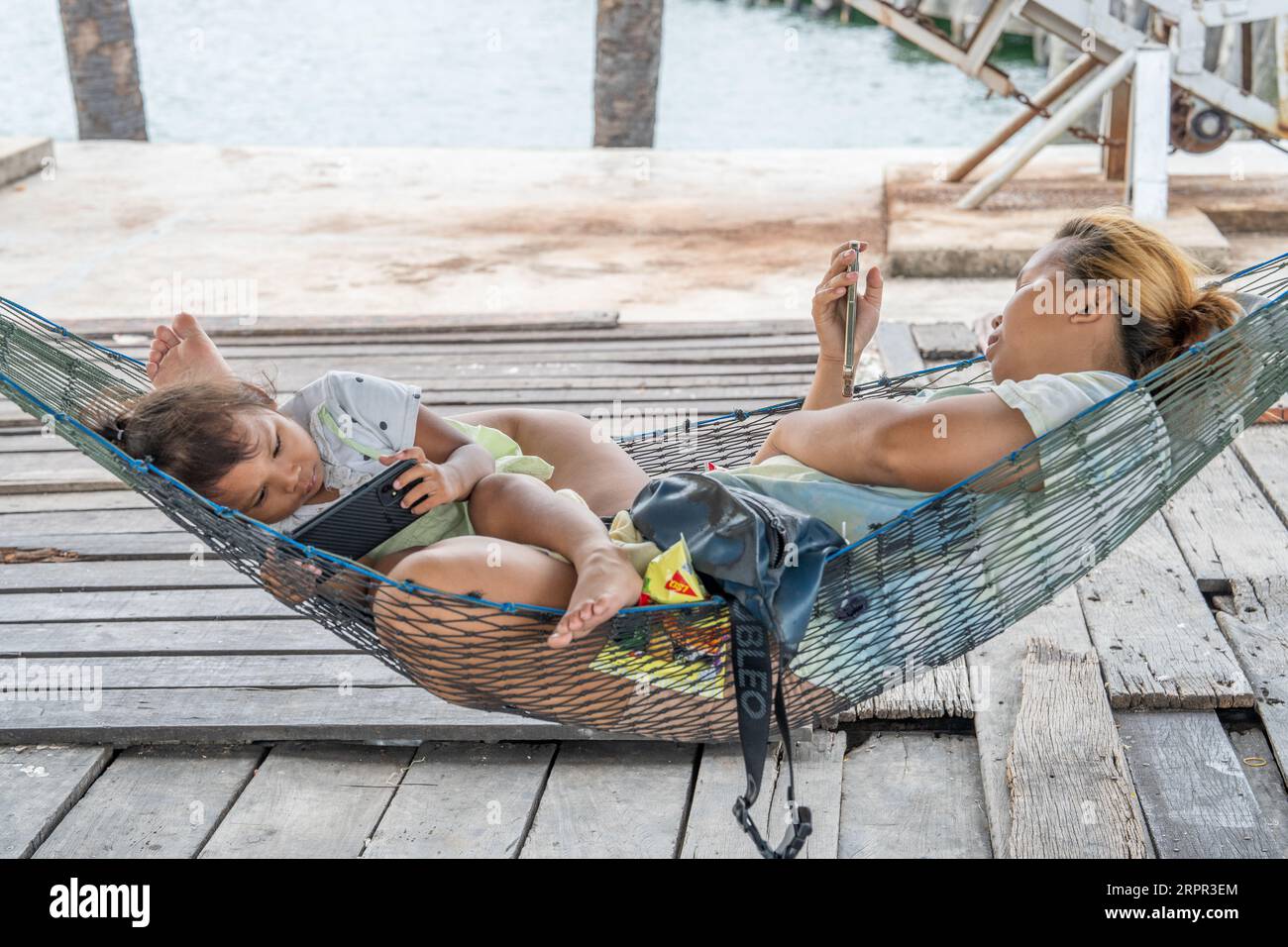 Rilassati con una famiglia tailandese a Naklua, Thailandia e Asia Foto Stock