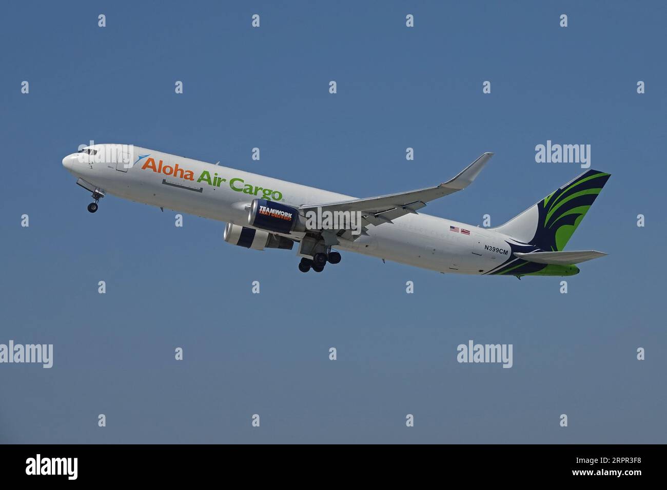 Aeroporto internazionale di Los Angeles, California, USA - 30 agosto 2023: Un Boeing 767-323, operato da Aloha Air Cargo, è mostrato decollare da LAX. Foto Stock