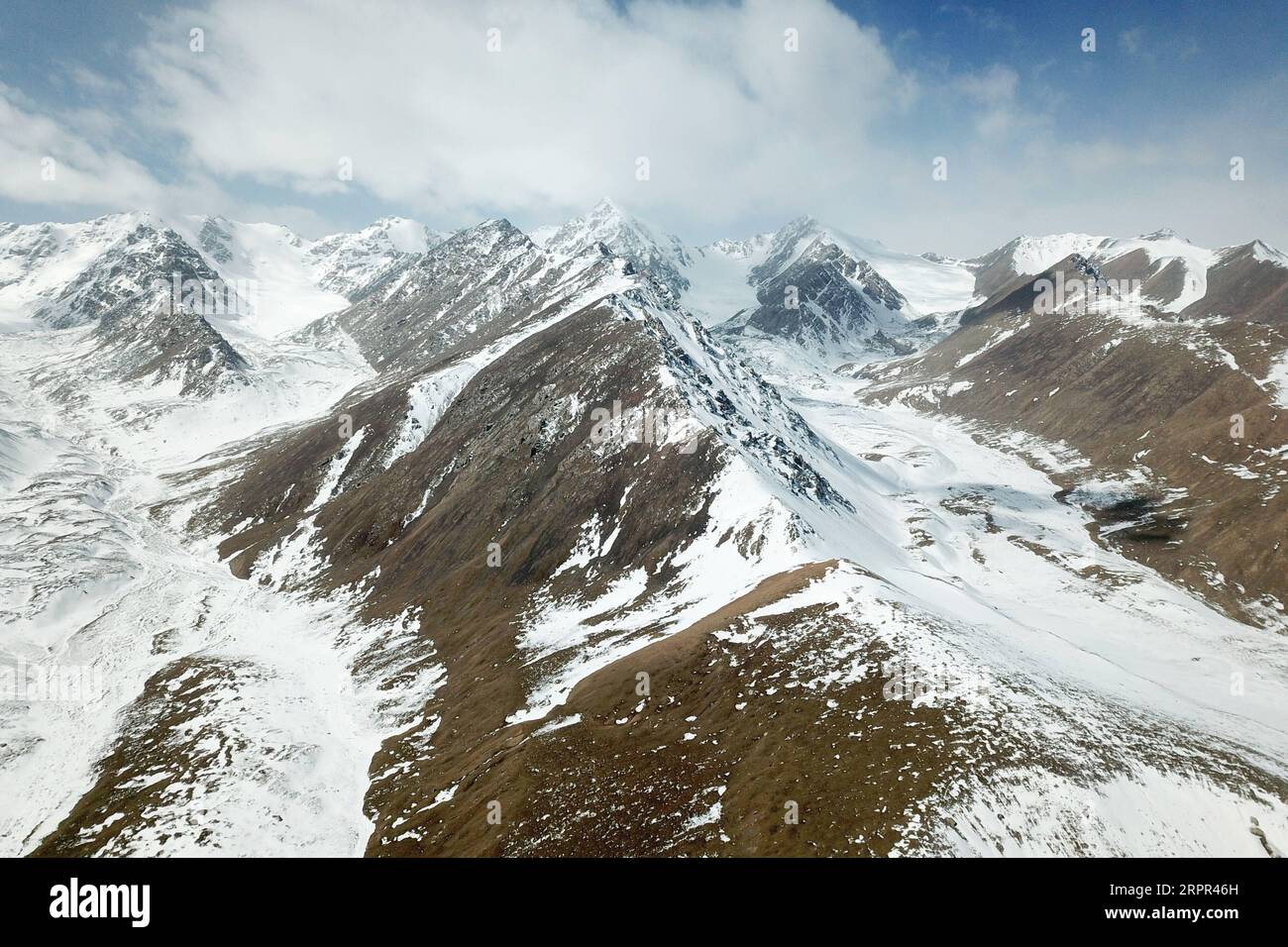 200326 -- SUNAN, 26 marzo 2020 -- foto aerea scattata il 26 marzo 2020 mostra una vista delle montagne innevate in un punto panoramico nella contea autonoma di Sunan Yugur, nella provincia del Gansu della Cina nord-occidentale. Un luogo panoramico con montagne innevate, ghiacciai, laghi e pascoli è stato aperto di recente al pubblico a Sunan. CHINA-GANSU-SUNAN-SNOW MOUNTAINS CN FANXPEISHEN PUBLICATIONXNOTXINXCHN Foto Stock