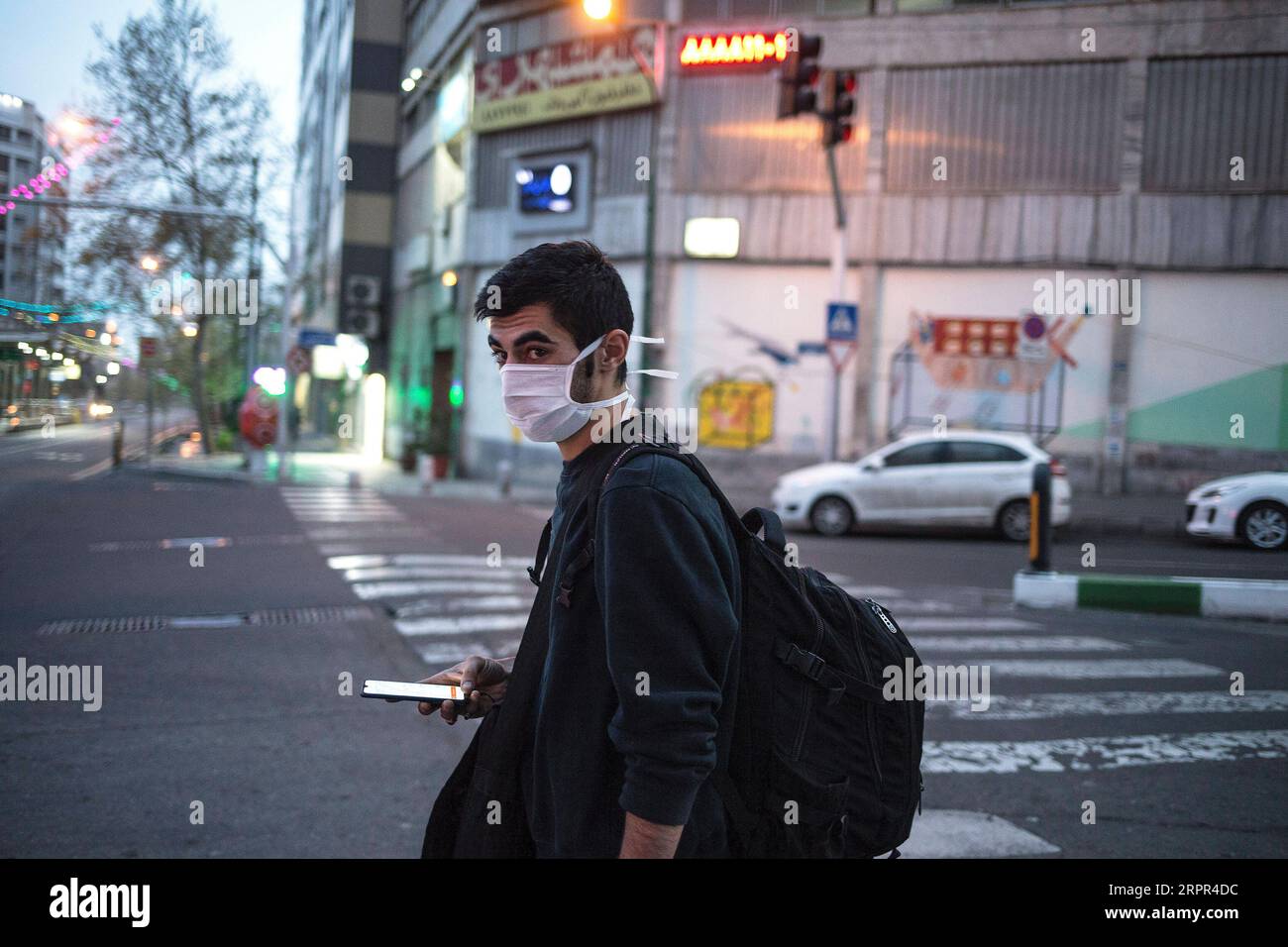 200326 -- TEHERAN, 26 marzo 2020 -- Un uomo che indossa una maschera cammina in una strada a Teheran, Iran, 25 marzo 2020. Il bilancio delle vittime del nuovo coronavirus in Iran è salito a 2.234 giovedì con 157 nuove vittime, ha detto il ministero della salute. Kianush Jahanpur, capo delle pubbliche relazioni e del Centro informazioni del Ministero della salute e dell'educazione medica, ha anche annunciato 2.389 nuovi casi di COVID-19, portando il numero totale di infezioni a 29.406. Foto di /Xinhua IRAN-TEHERAN-COVID-19 AhmadxHalabisaz PUBLICATIONxNOTxINxCHN Foto Stock