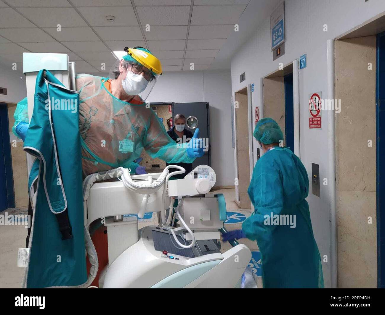 200326 -- MADRID, 26 marzo 2020 Xinhua -- la foto scattata da un telefono cellulare mostra i medici che preparano il controllo radiografico toracico per i pazienti COVID-19 all'ospedale Ramon y Cajal di Madrid, Spagna, 26 marzo 2020. Il numero di decessi per coronavirus ha superato i 4.000 in Spagna giovedì, secondo i dati pubblicati dal Ministero spagnolo della salute, degli affari dei consumatori e dei servizi sociali. Nel frattempo, il numero totale di casi in Spagna è aumentato di 8.578, passando da un totale di mercoledì di 47.610 a 56.188 di giovedì. Xinhua SPAIN-MADRID-COVID-19 PUBLICATIONxNOTxINxCHN Foto Stock