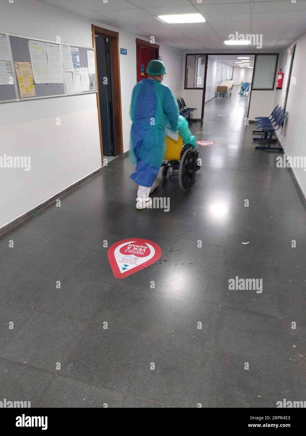 200326 -- MADRID, 26 marzo 2020 Xinhua -- la foto scattata da un telefono cellulare mostra un medico che invia un paziente COVID-19 in un reparto dell'ospedale Ramon y Cajal di Madrid, Spagna, 26 marzo 2020. Il numero di decessi per coronavirus ha superato i 4.000 in Spagna giovedì, secondo i dati pubblicati dal Ministero spagnolo della salute, degli affari dei consumatori e dei servizi sociali. Nel frattempo, il numero totale di casi in Spagna è aumentato di 8.578, passando da un totale di mercoledì di 47.610 a 56.188 di giovedì. Xinhua SPAIN-MADRID-COVID-19 PUBLICATIONxNOTxINxCHN Foto Stock