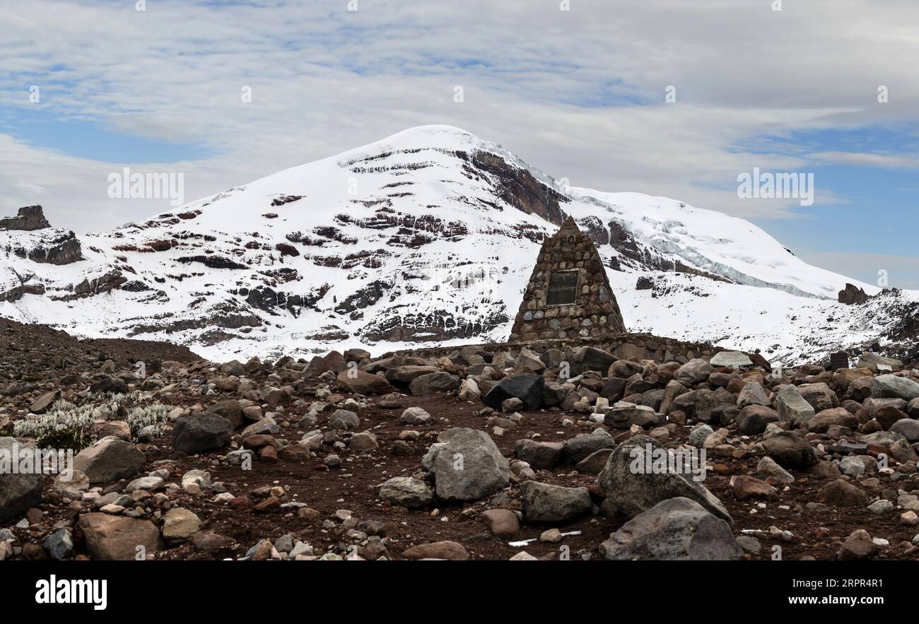 Monumento Simon Bolívar sotto la montagna andina di Chimborazo Foto Stock