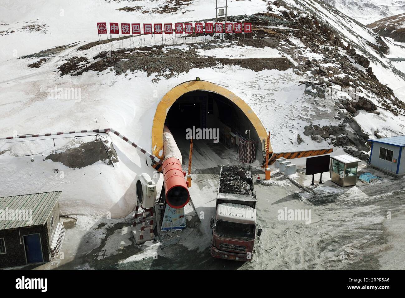 200327 -- SUNAN, 27 marzo 2020 -- Un veicolo da costruzione esce dal tunnel nel cantiere di Dongshan Tunnel sulla strada nazionale n. 213 nella contea autonoma di Sunan Yugur, provincia del Gansu della Cina nord-occidentale, 26 marzo 2020. La costruzione del tunnel di Dongshan è ripresa completamente con misure rigorose per prevenire l'epidemia di COVID-19. Con una lunghezza totale di 3.639 metri e un'altitudine media di 3.850 metri, il Tunnel Dongshan collega le province di Qinghai e Gansu lungo la strada nazionale n. 213. CHINA-GANSU-TUNNEL-COSTRUZIONE-RIPRESA FanxPeishen PUBLICATIONxNOTxINxCHN Foto Stock