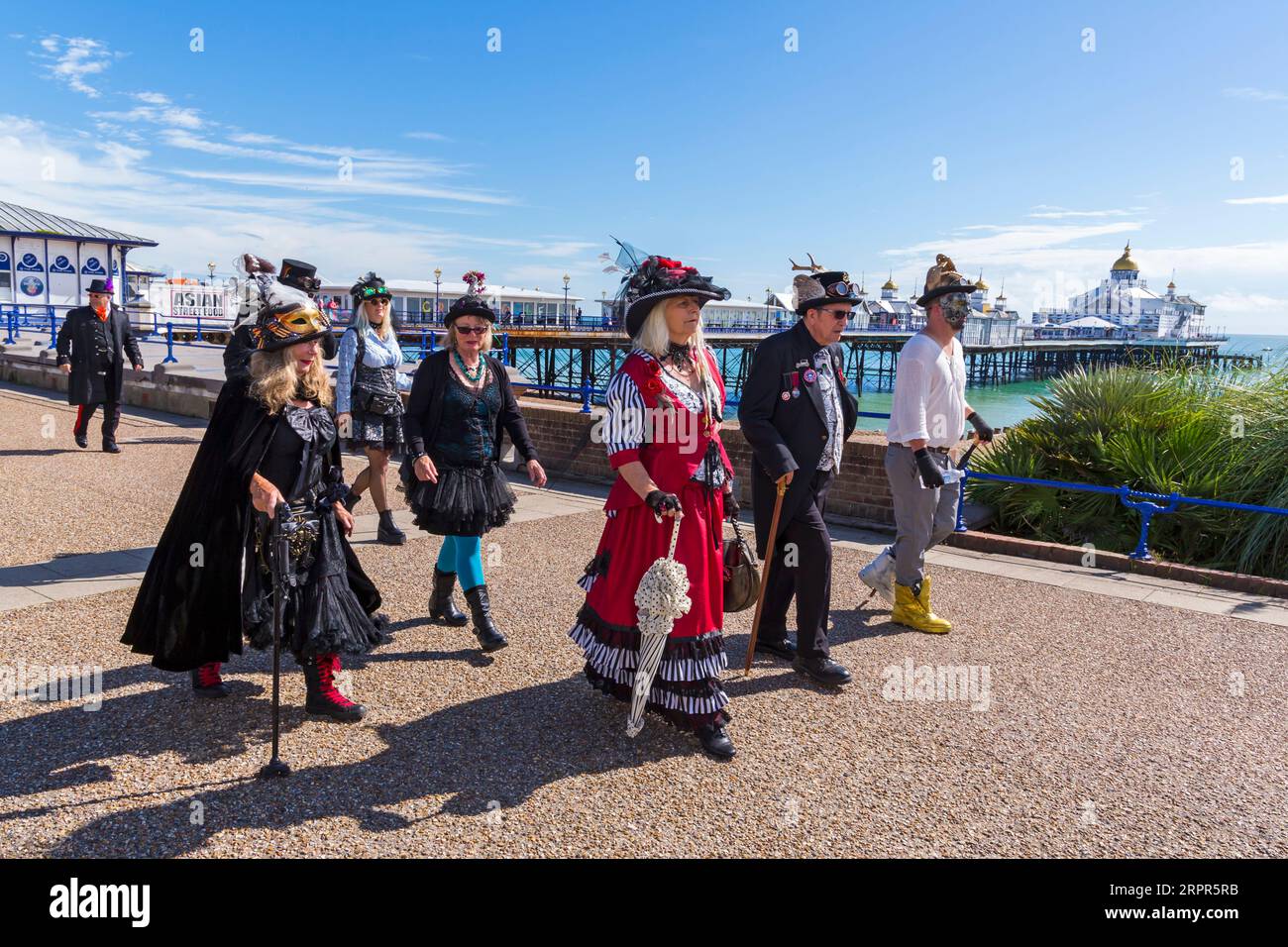 Gli Steampunks scendono a Eastbourne per l'Eastbourne Steampunk Festival con una parata lungo il lungomare a Eastbourne, East Sussex, Regno Unito a settembre Foto Stock