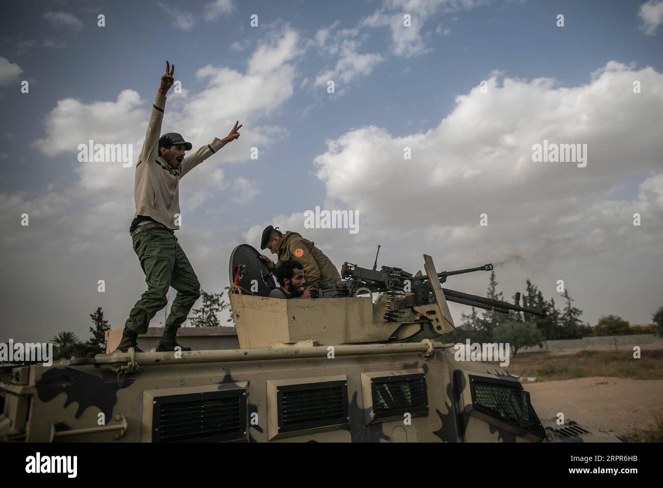 200328 -- TRIPOLI, 28 marzo 2020 -- i combattenti GNA del Goverment of National Accord appoggiati dalle Nazioni Unite sparano durante gli scontri con LNA dell'Esercito Nazionale libico con sede a est sul fronte di al-Ramla a Tripoli, il 27 marzo 2020. L'esercito orientale ha condotto una campagna militare dall'aprile 2019 nella capitale Tripoli e nei suoi dintorni, tentando di conquistare la città e rovesciare il GNA riconosciuto dalle Nazioni Unite del primo ministro Fayez al-Sarraj. Foto di /Xinhua LIBIA-TRIPOLI-FRONTLINE AmruxSalahuddien PUBLICATIONxNOTxINxCHN Foto Stock