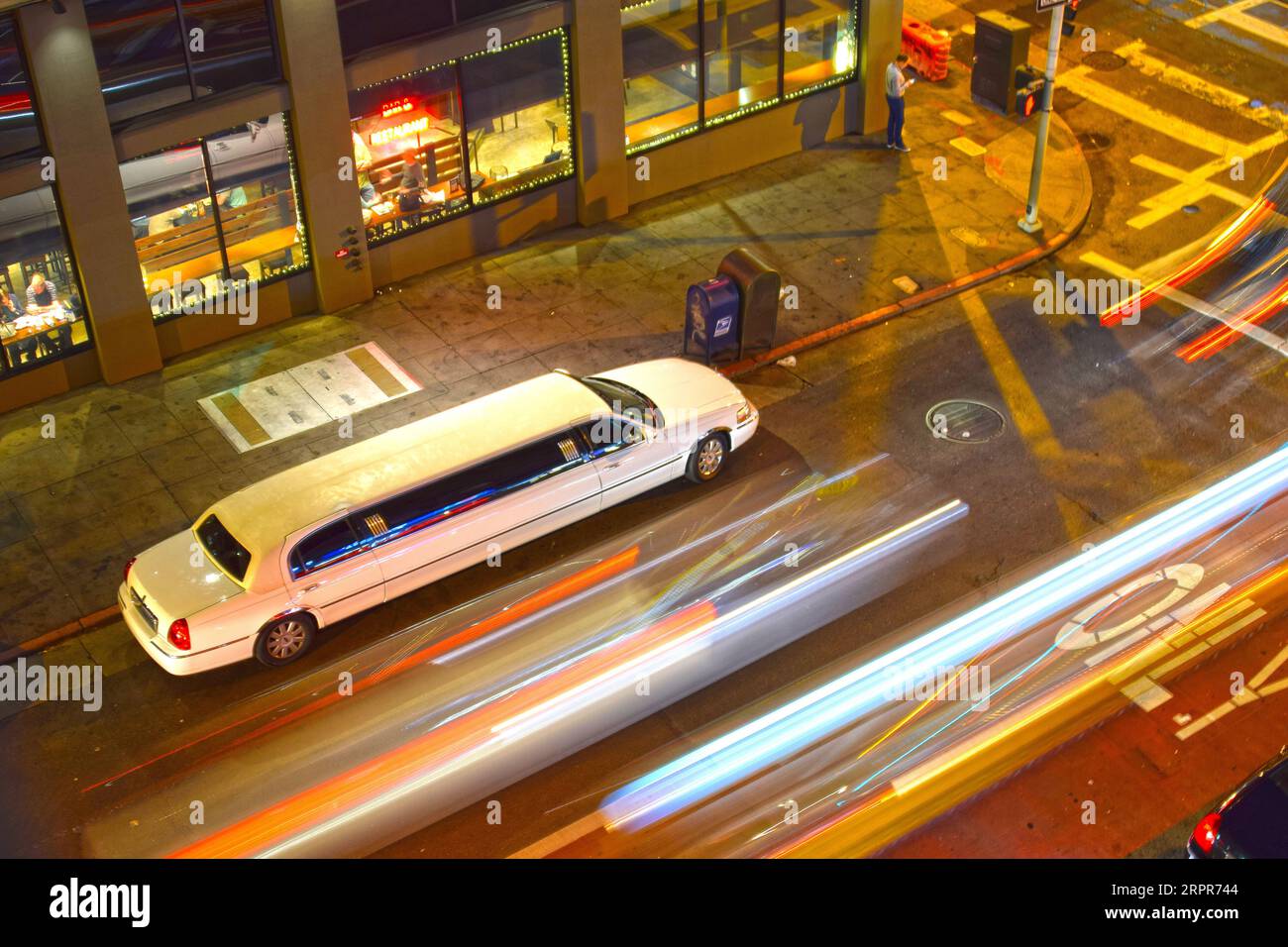 Ampio parcheggio in limousine di lusso bianco di notte in una strada di San Francisco, Stati Uniti. Foto Stock