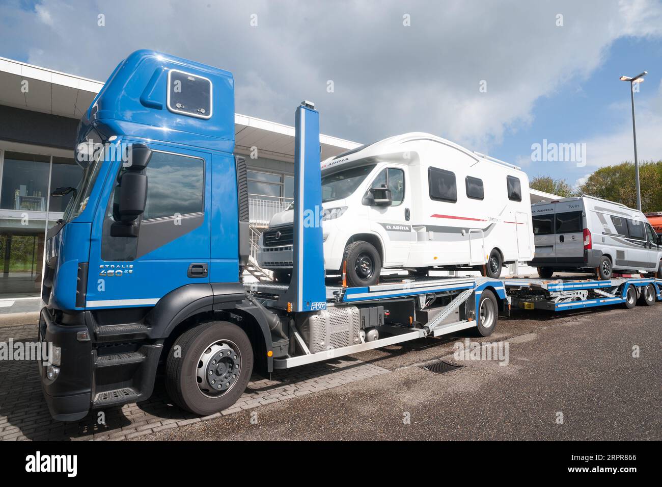LICHTENBUSCH, GERMANIA -3 MAGGIO 2016: Trasportatore di camion che trasporta camper presso il parcheggio pubblico presso la fermata dei camion a Lichtenbusch. RV come quelli sono comprati Foto Stock