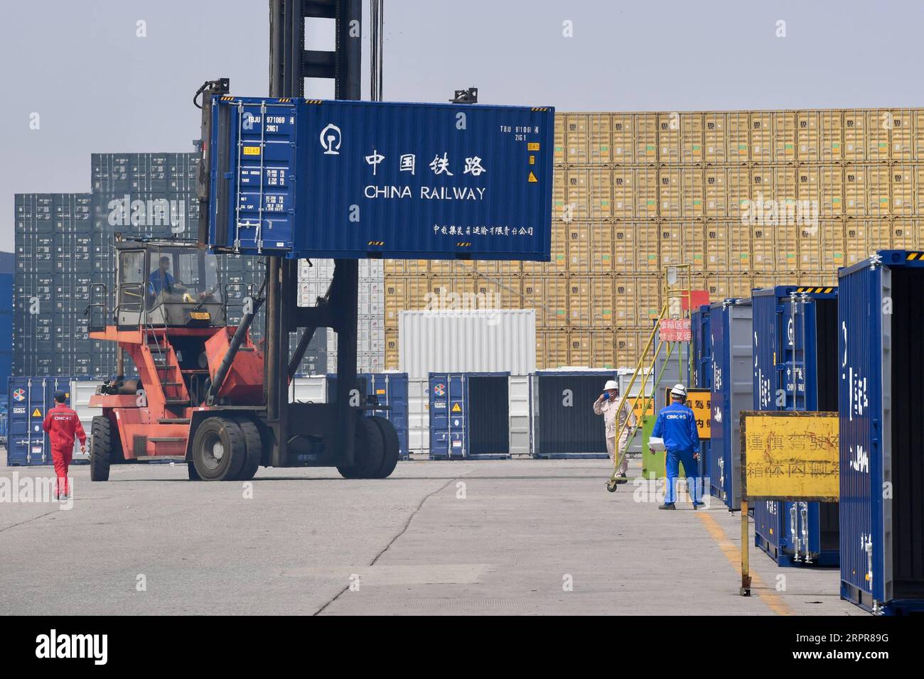 200329 -- ZHANGZHOU, 29 marzo 2020 -- Un container viene sollevato a Zhangzhou China International Marine Containers Group Ltd. CIMC a Zhangzhou, provincia del Fujian della Cina sudorientale, 28 marzo 2020. L’impresa accelera la ripresa del lavoro e della produzione con misure di prevenzione epidemica adottate contro la COVID-19. Oltre il 90% dei membri del suo staff è ritornato ai loro posti. CHINA-FUJIAN-CONTAINER COMPANY-RESUMPTION CN JIANGXKEHONG PUBLICATIONXNOTXINXCHN Foto Stock