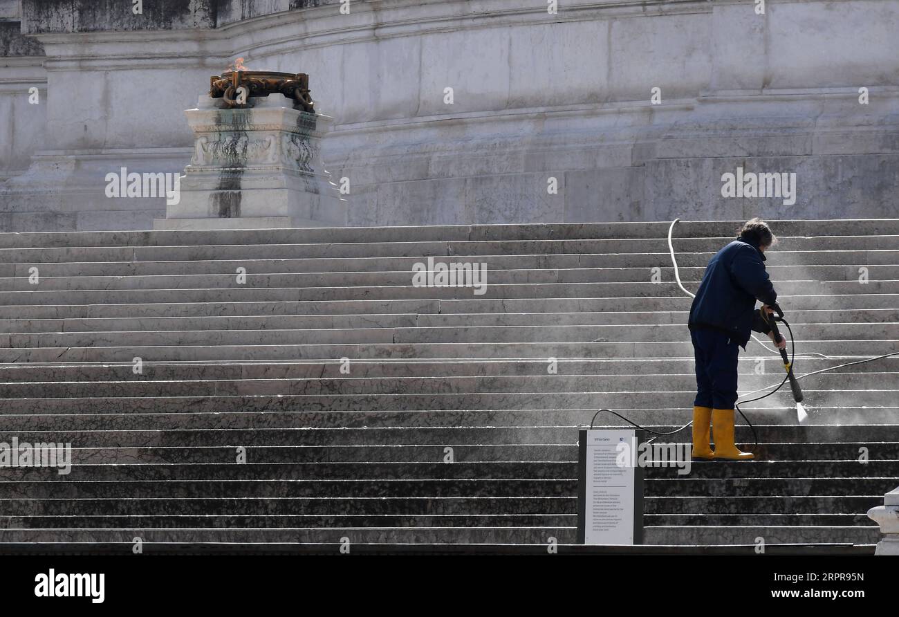 200329 -- ROMA, 29 marzo 2020 -- Un membro dello staff pulisce le scale di fronte alla Tomba del Milite Ignoto a Roma, Italia, 29 marzo 2020. La pandemia di COVID-19 ha continuato a mietere vittime in Italia, man mano che si avvicinava la scadenza per la fine del blocco nazionale del governo e gli esperti hanno avvertito che è troppo presto per revocare le restrizioni. Il bilancio delle vittime è stato di 889 il sabato, spingendo il totale a 10.023 morti da quando la pandemia è scoppiata per la prima volta nel nord Italia il 21 febbraio. Foto di Alberto Lingria/Xinhua ITALIA-ROMA-COVID-19-NUMERO DI MORTI ChengxTingting PUBLICATIONxNOTxINxCHN Foto Stock