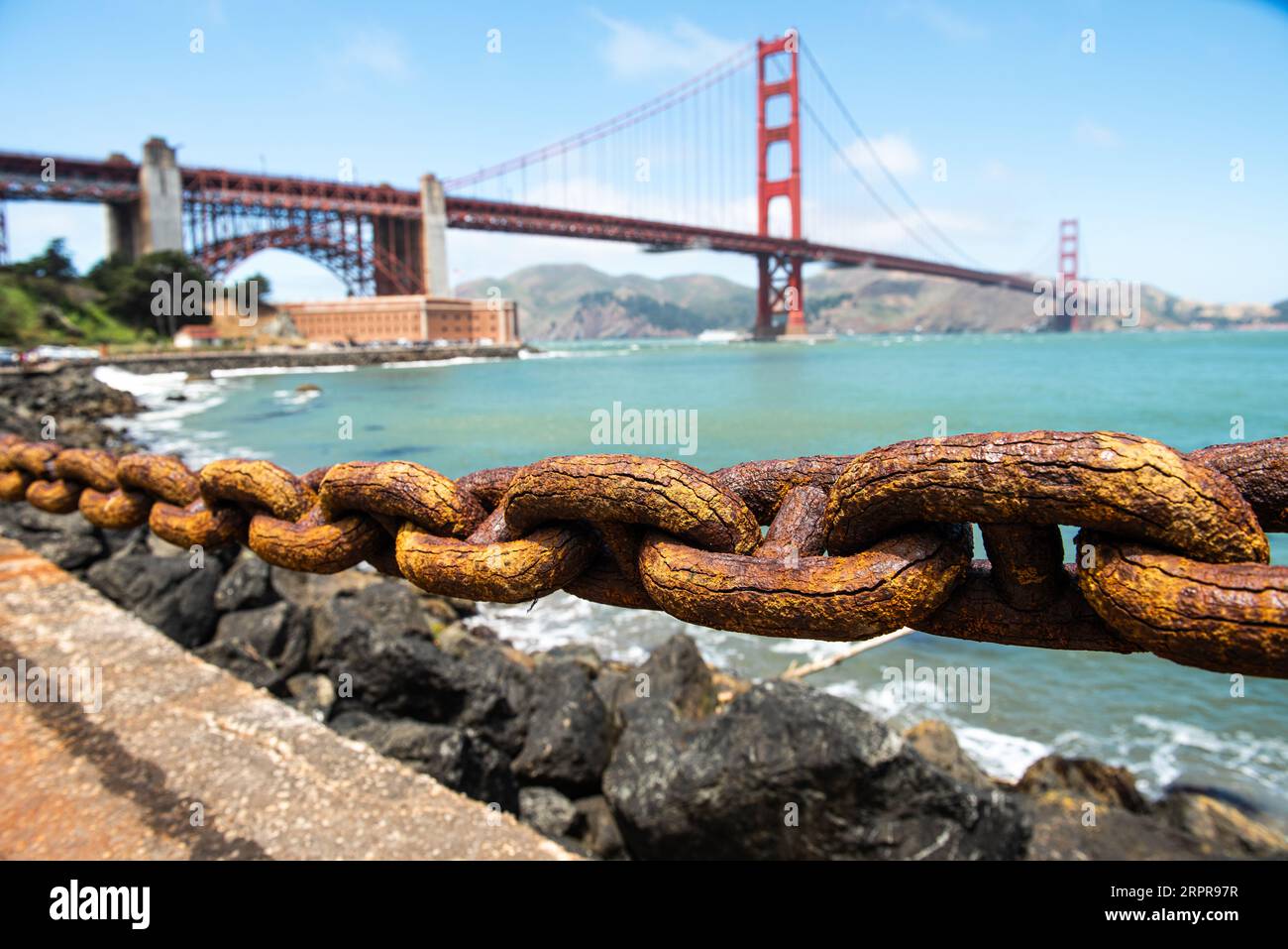 Golden Gate Bridge con Rusty Chain in primo piano. San Francisco Foto Stock