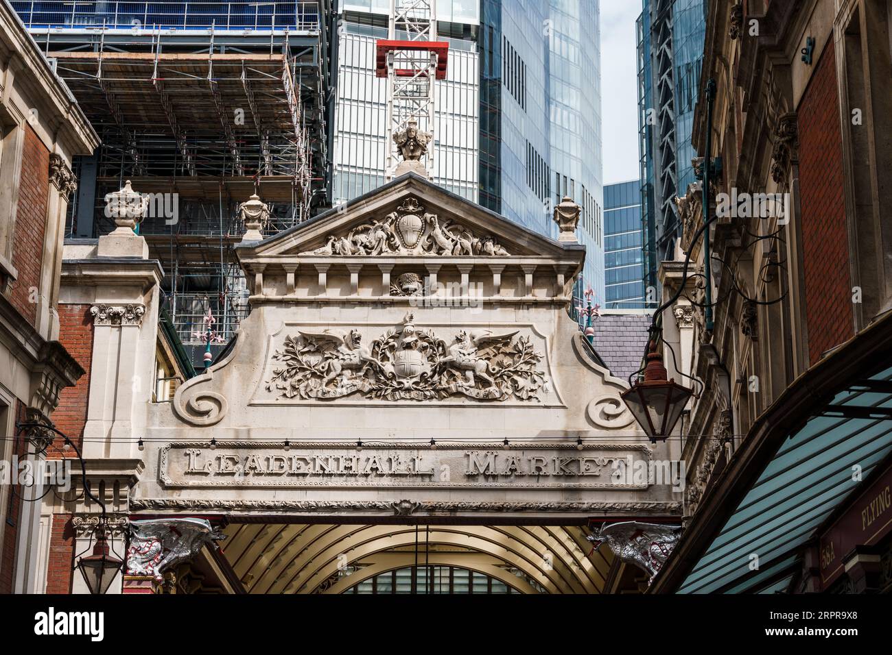 Londra, Regno Unito - 25 agosto 2023: Vista esterna del famoso mercato di Leadenhall nella City di Londra. È uno dei mercati più antichi di Londra Foto Stock