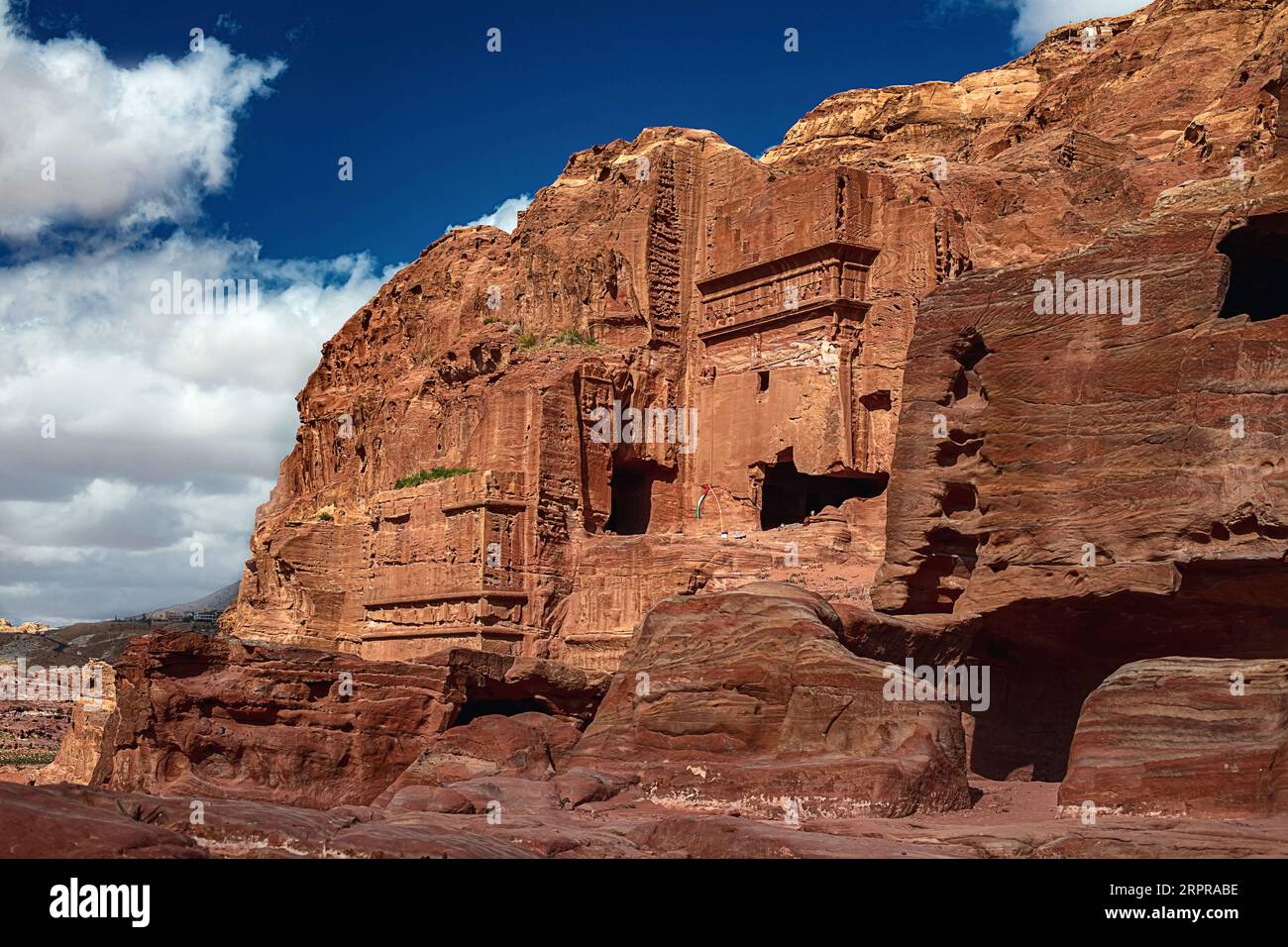 Vista dei templi scolpiti nelle rocce di arenaria durante il giorno nella gola di Siq, Petra, Giordania. Foto Stock