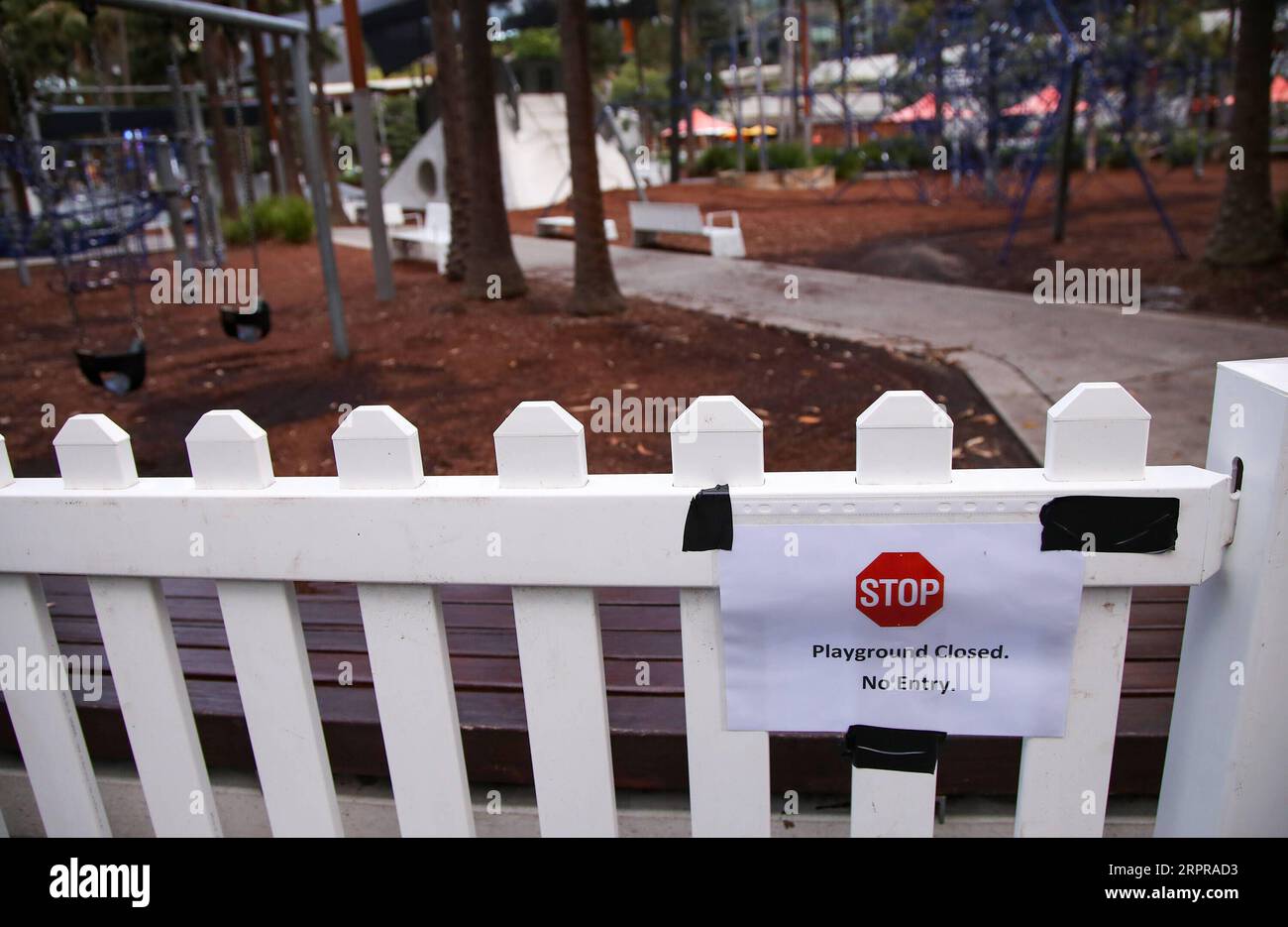 200330 -- SYDNEY, 30 marzo 2020 -- Un parco giochi è chiuso a Sydney, Australia, il 30 marzo 2020. Gli incontri sociali sono stati limitati a due persone nei principali stati australiani, poiché il numero di casi di COVID-19 a livello nazionale è passato 4.000 e i decessi legati al virus hanno raggiunto 18. AUSTRALIA-SYDNEY-COVID-19-MEASURES BaixXuefei PUBLICATIONxNOTxINxCHN Foto Stock